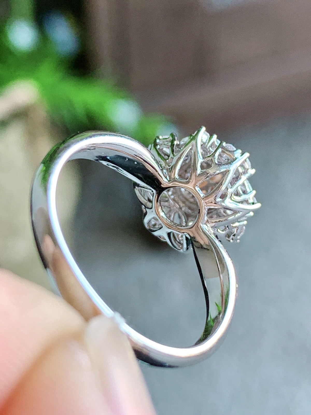 【镶嵌】冰阳绿蛋面戒指
【说明】18k金镶嵌 性价比高  
【整体】12.3-11.8-8.8
【裸石】6.4-5.4-2.3
【圈口】14.5号