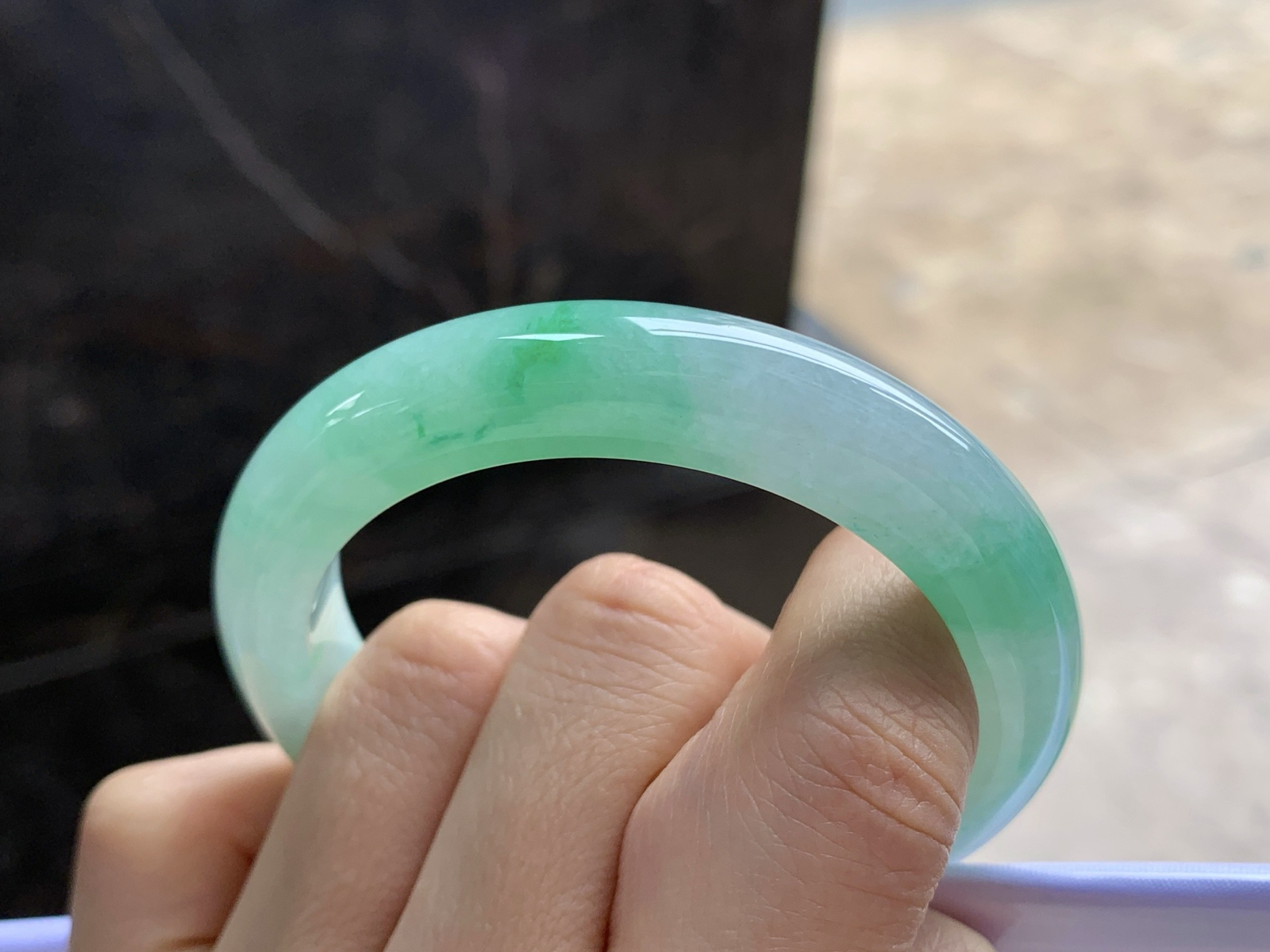 52-10.8-8.5

带色手镯^_^色阳 玉质温润 清新