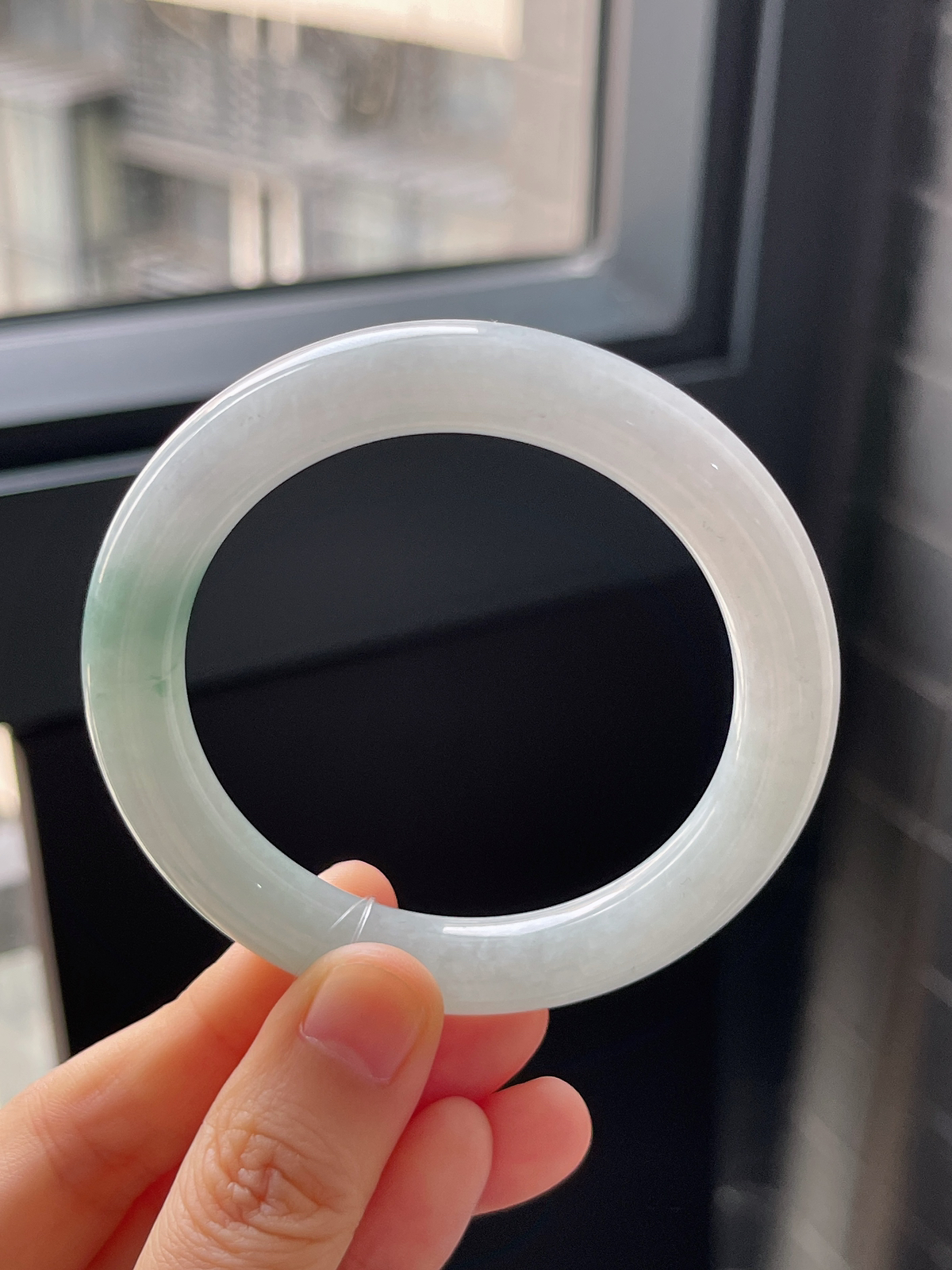 圆镯52圈口，翡翠糯化种飘绿手镯