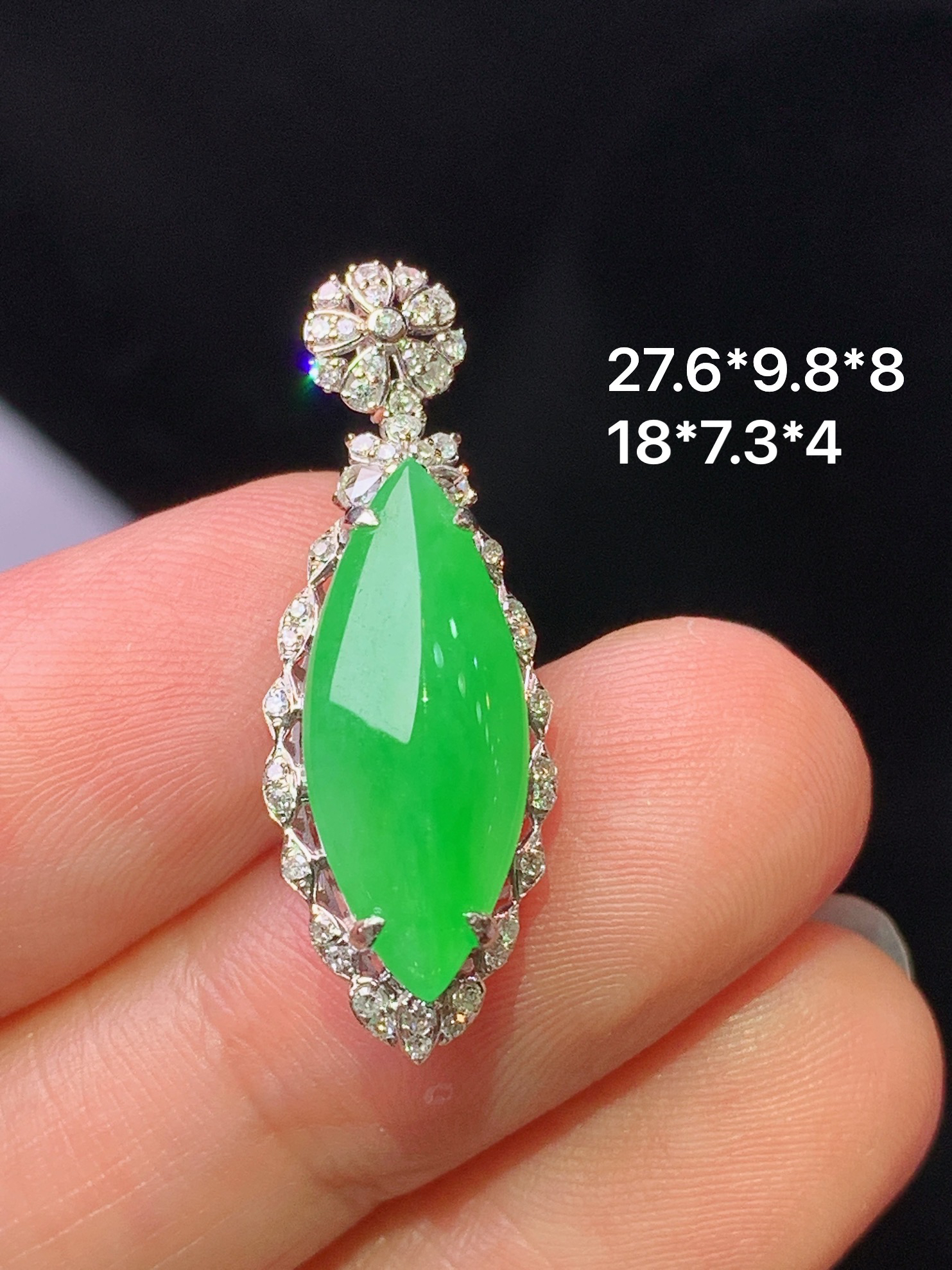 18k金钻镶嵌翠绿马眼吊坠 玉质细腻 色泽艳丽清新 水润亮眼 整体尺寸27.6*9.8*8j2