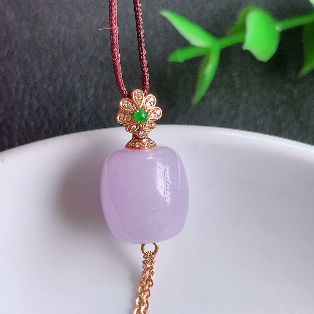 18k金伴钻冰润紫罗兰路路通翡翠吊坠  款式新颖时尚，日常百搭的款。满满的份量感，紫气东来，清秀高雅，上身效果优雅迷人！性价比超值  W42.11  整体尺寸：40-11.2mm  裸石尺寸：11.5-11.2mm