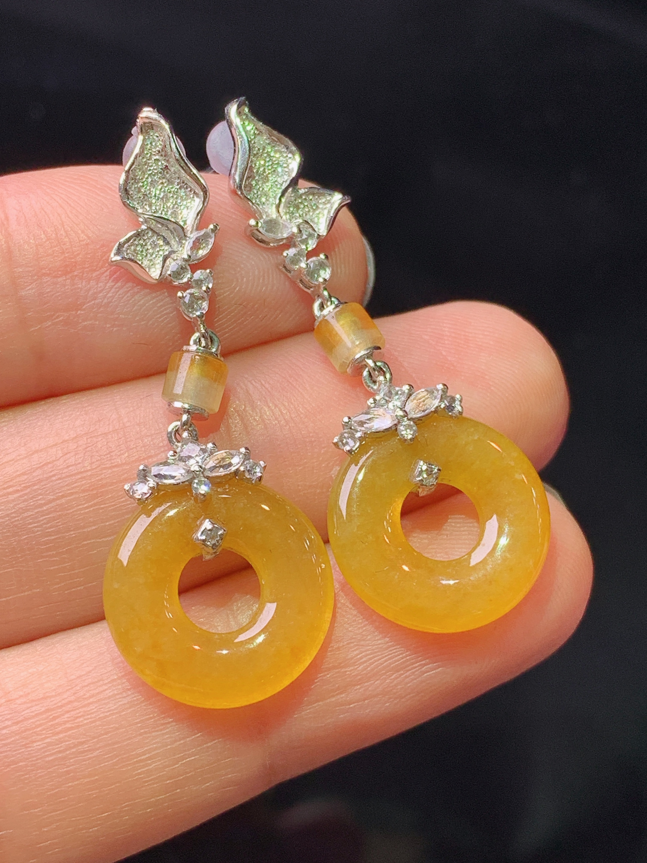 18k金钻镶嵌黄翡平安环耳坠 玉质细腻 色泽艳丽清新 水润亮眼 整体尺寸36.8*13.5*3.2c5