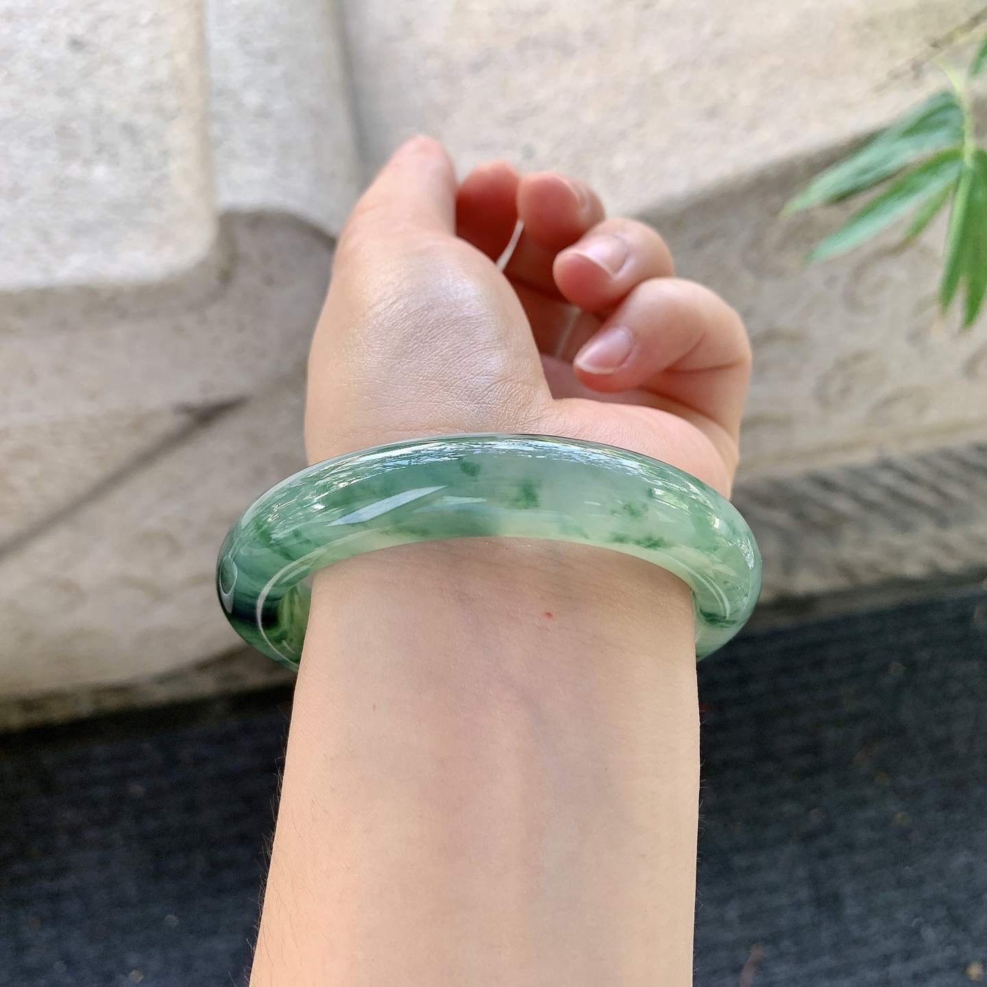 正圈57 58【圈口】58.7/12.2/9【编码】YT121382【描述】糯冰飘绿花，种老，细腻，无裂