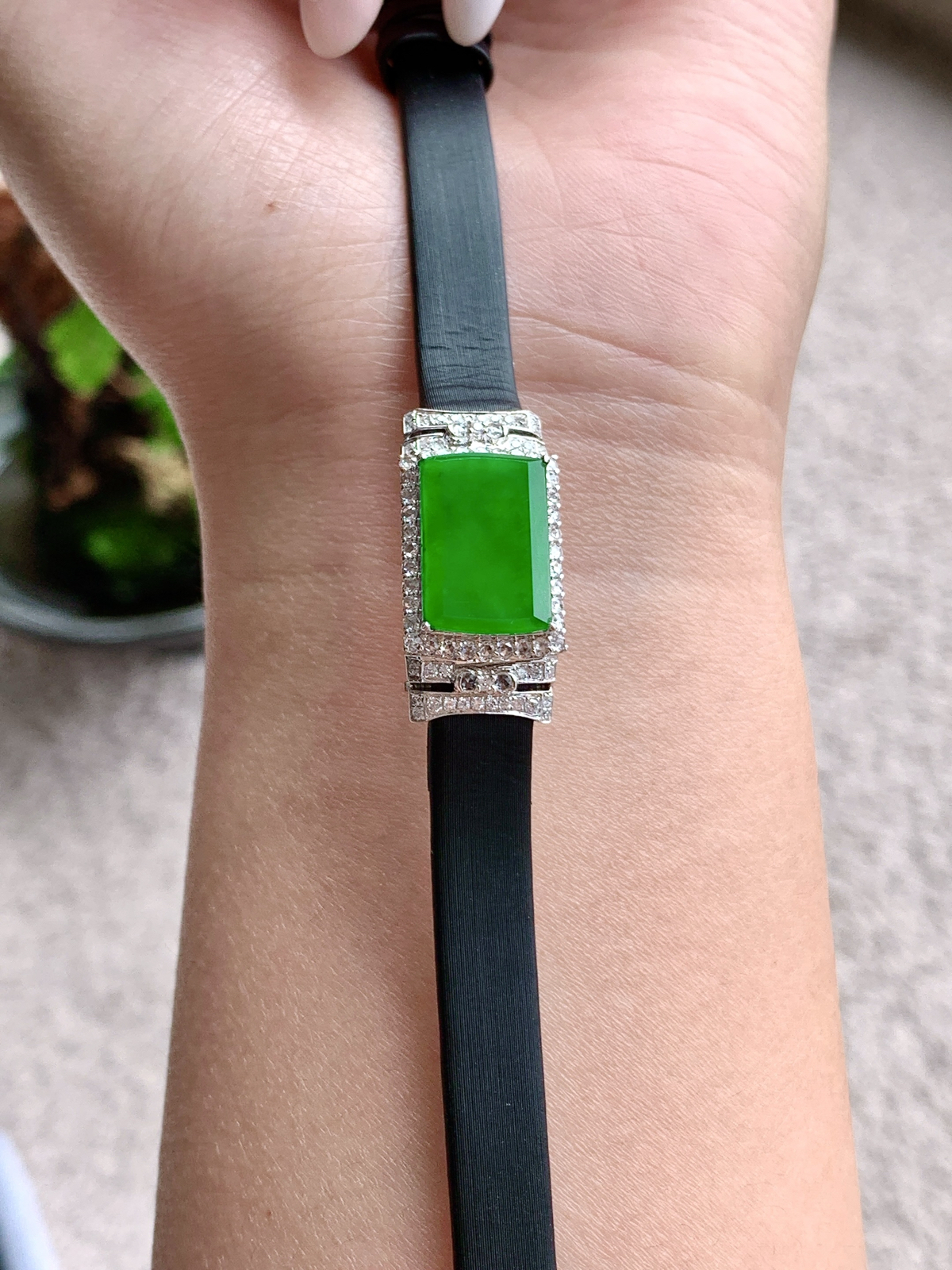 【镶嵌】🫧高冰阳绿无事牌满绿无事牌手牌手表款
【说明】缅料 18k金镶嵌 性价比高  
【整体】24