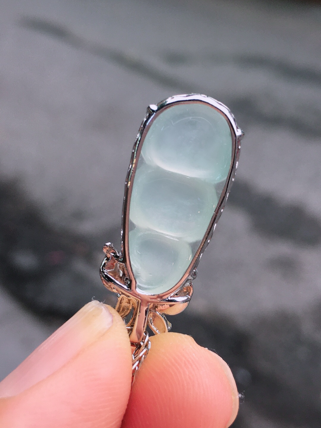 冰种福豆吊坠，玉质细腻，荧光感超
强，饱满圆润，尽显优雅气质，18k
金豪华镶嵌