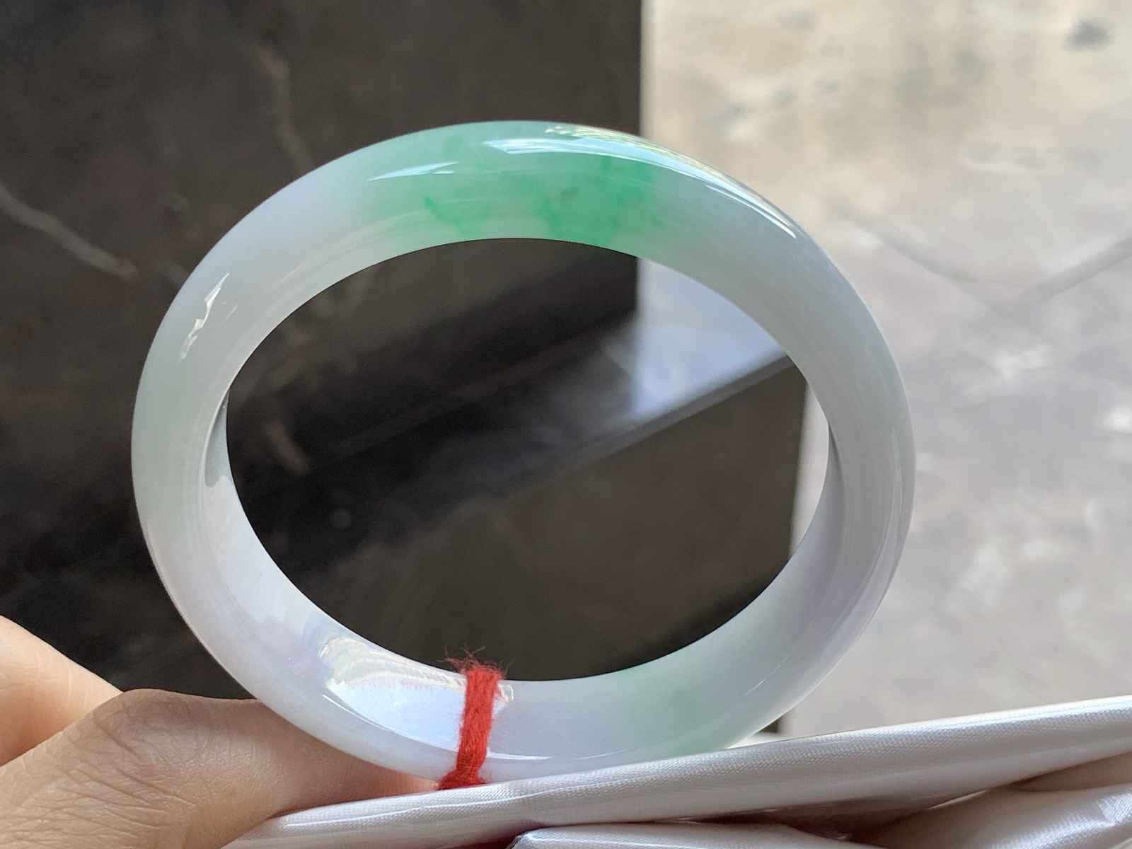 59.5-12.7-8.5mm

带色手镯 59 60可戴～ 颜色鲜艳 底子干净