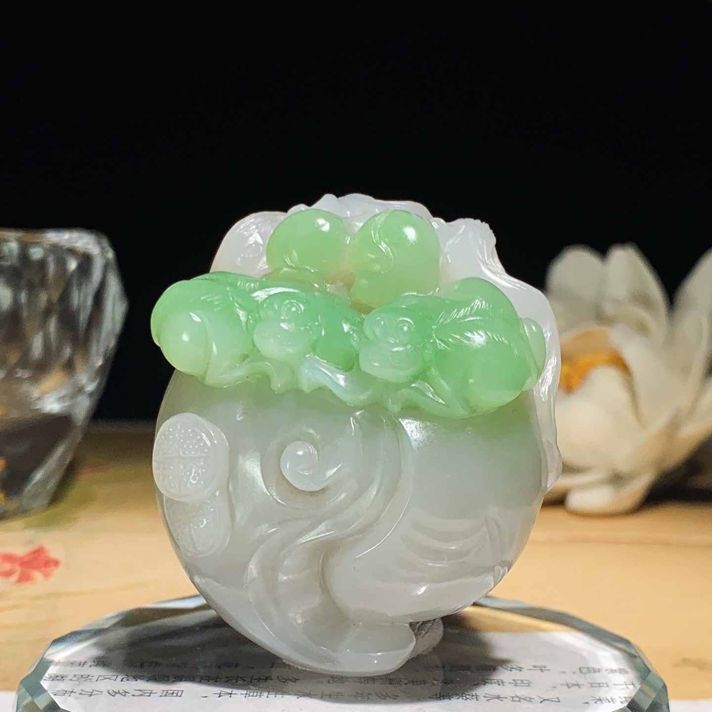 和田玉青海翠翠青代代封侯猴挂件！尺寸50/43/29重82克.玉质细腻油润。手推出油。佩戴高端典雅。