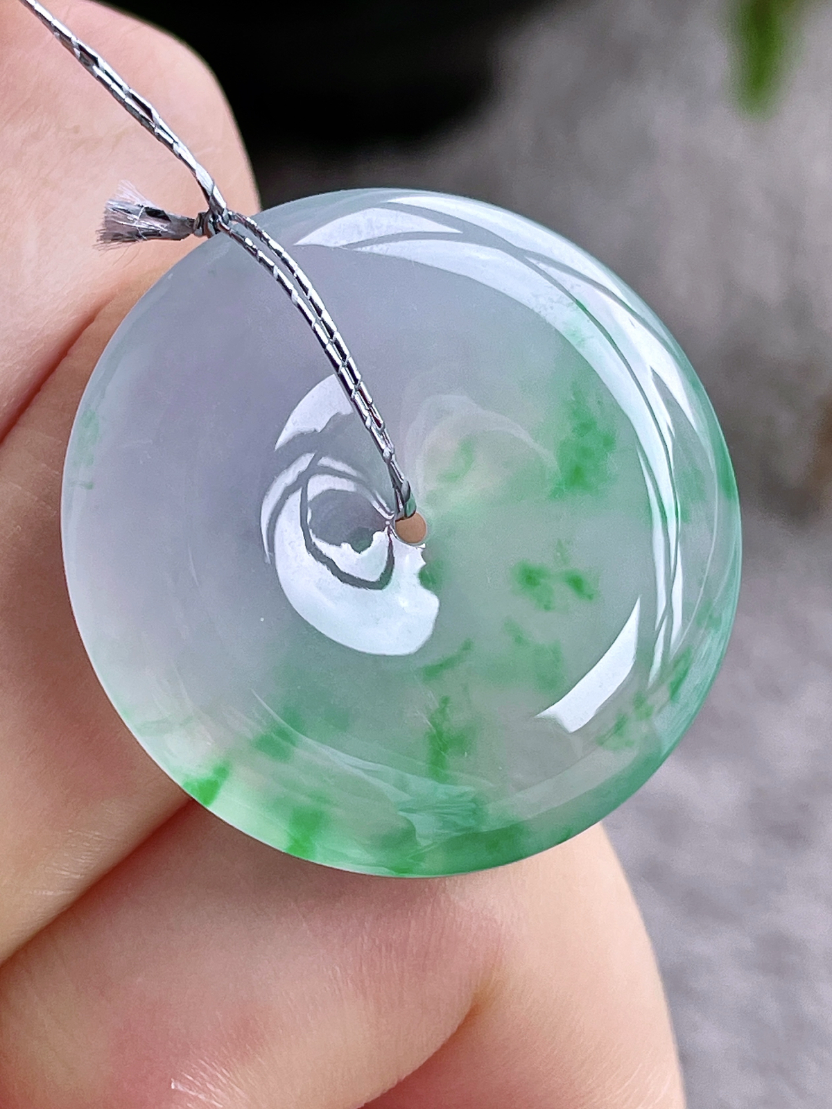 【裸石】高冰飘绿花平安扣吊坠
【说明】缅料 性价比高 飘花
【尺寸】29.5-5.9