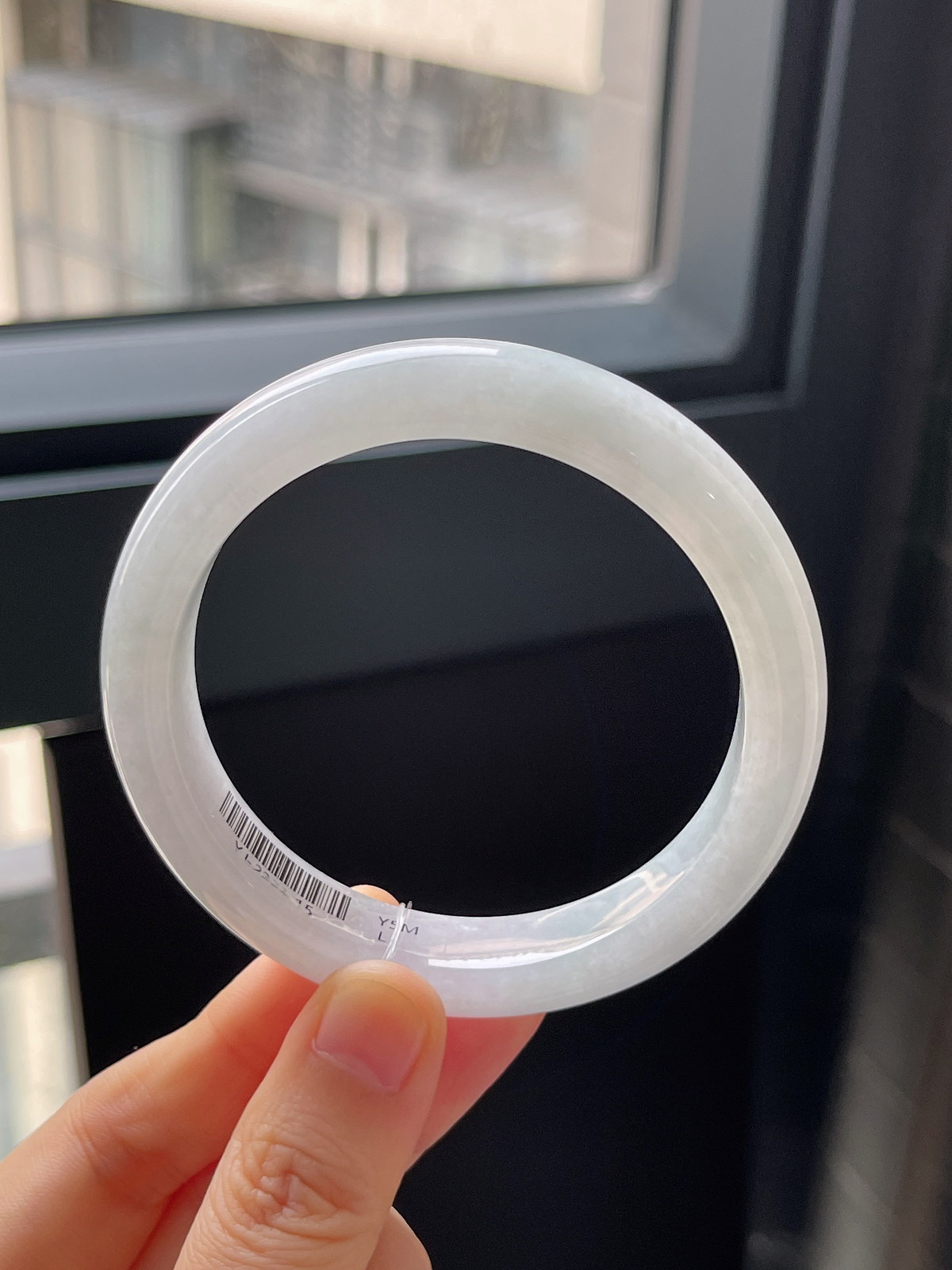 正圈56.8圈口，翡翠冰糯种淡绿色手镯