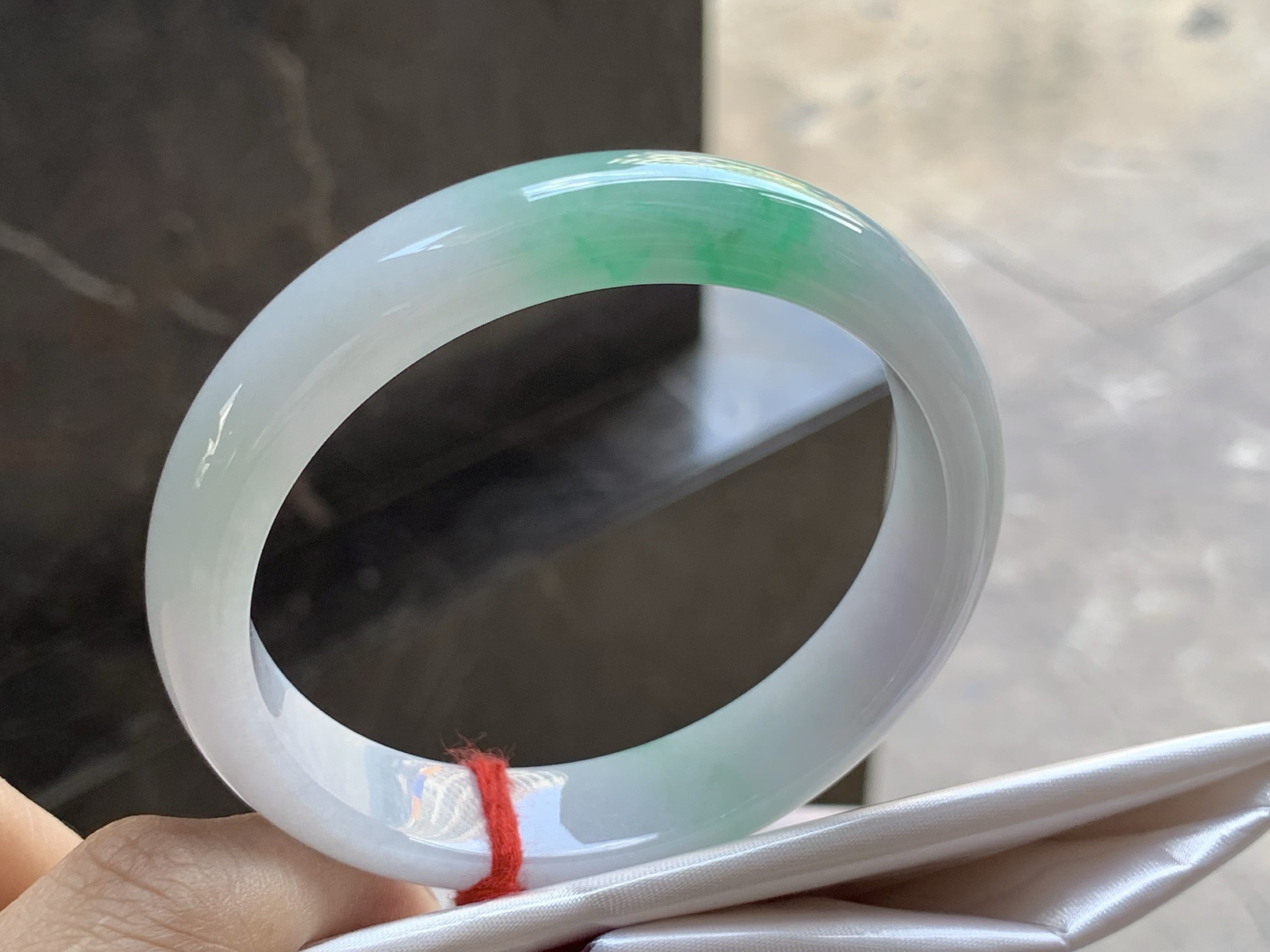 59.5-12.7-8.5mm

带色手镯 59 60可戴～ 颜色鲜艳 底子干净