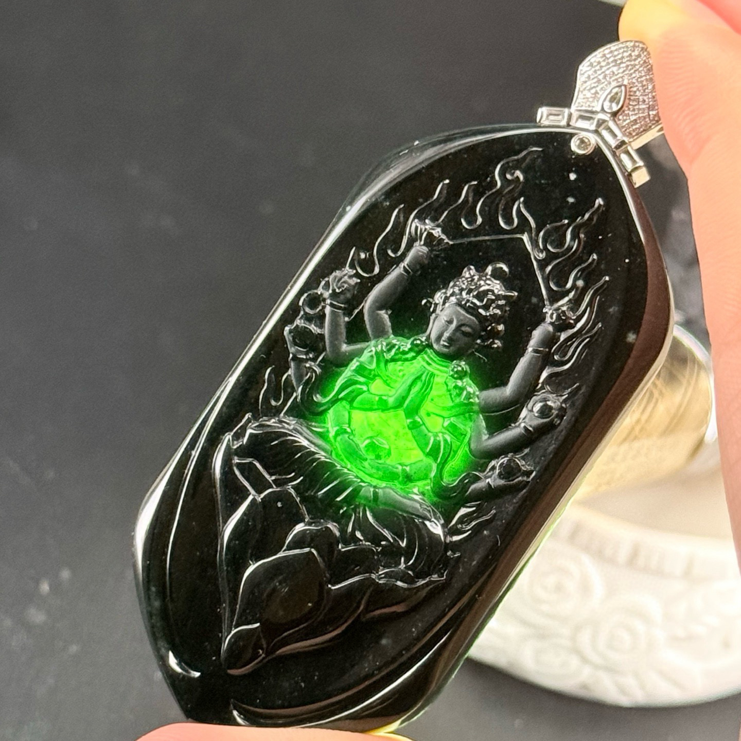 精品18k墨翠千手观音 种好色正 黑度极好 打灯通透 油性十足 尺寸80