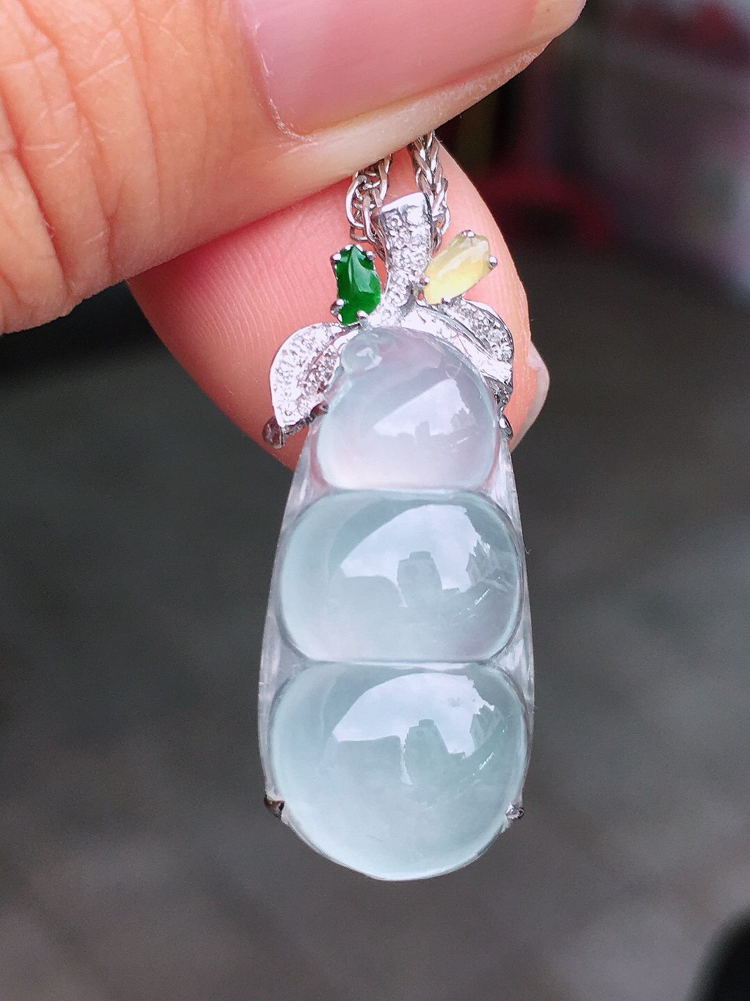 冰种福豆吊坠，玉质细腻，荧光感超
强，饱满圆润，尽显优雅气质，18k
金豪华镶嵌