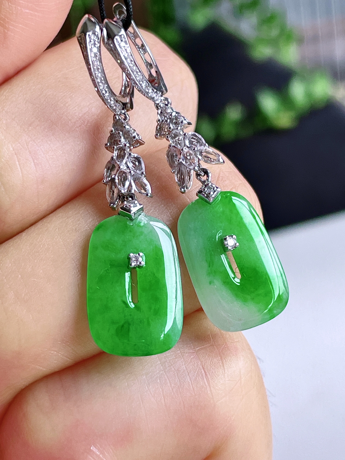 【镶嵌】冰阳绿福贝耳坠 
【说明】缅料 18k金镶嵌 性价比高  
【整体】36
【裸石】14-9