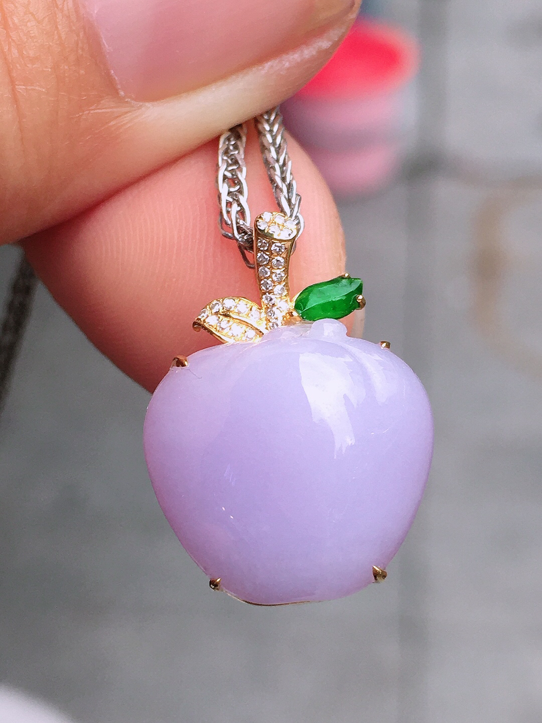 紫罗兰【苹果】吊坠，色泽均匀艳丽，玉质细腻，荧光感超
强，饱满圆润，尽显优雅气质，18k
金豪华镶嵌