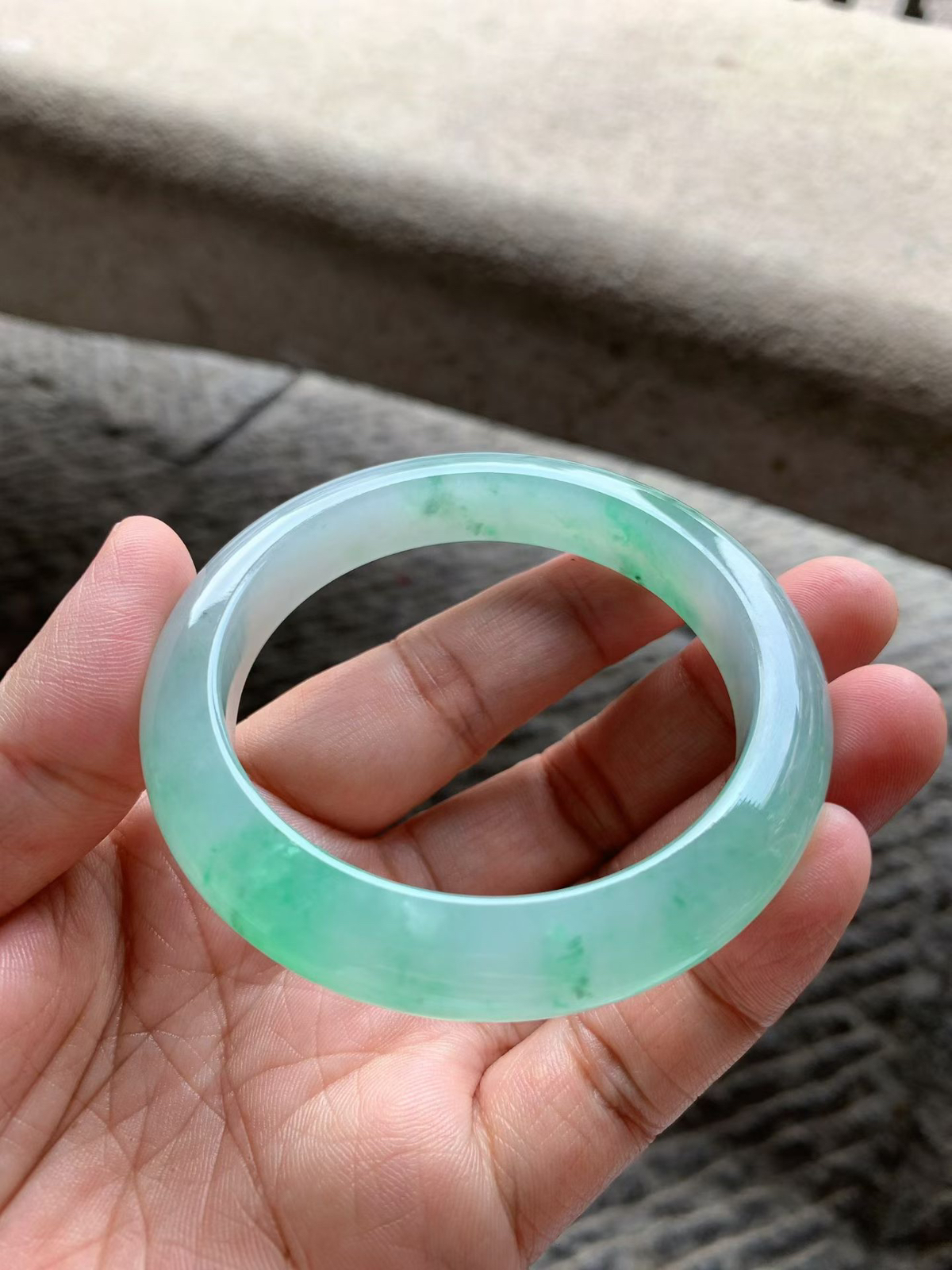 飘绿花正圈手镯尺寸56*11*9 老种通透，纯净细腻，胶润无比，颜色清新柔和，花色灵动轻盈！