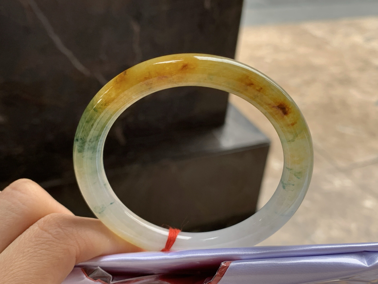 53-10

黄翡圆条手镯^_^鲜艳