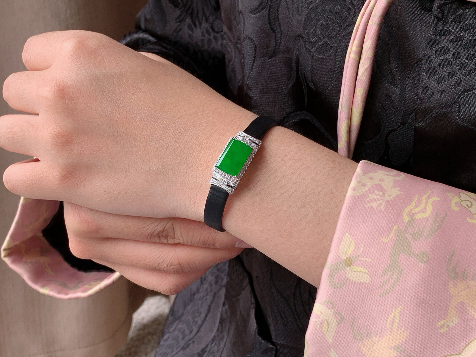 【镶嵌】🫧高冰阳绿无事牌满绿无事牌手牌手表款
【说明】缅料 18k金镶嵌 性价比高  
【整体】24.3-12.4-7.2
【裸石】14-9.6-1