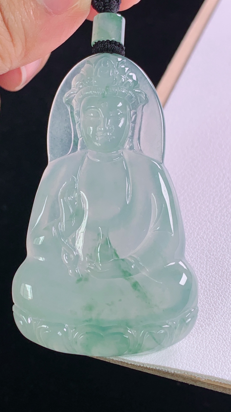 冰飘花观音
花色灵动，水润细腻，
尺寸:68.6-60.1-37.5-5.8mm