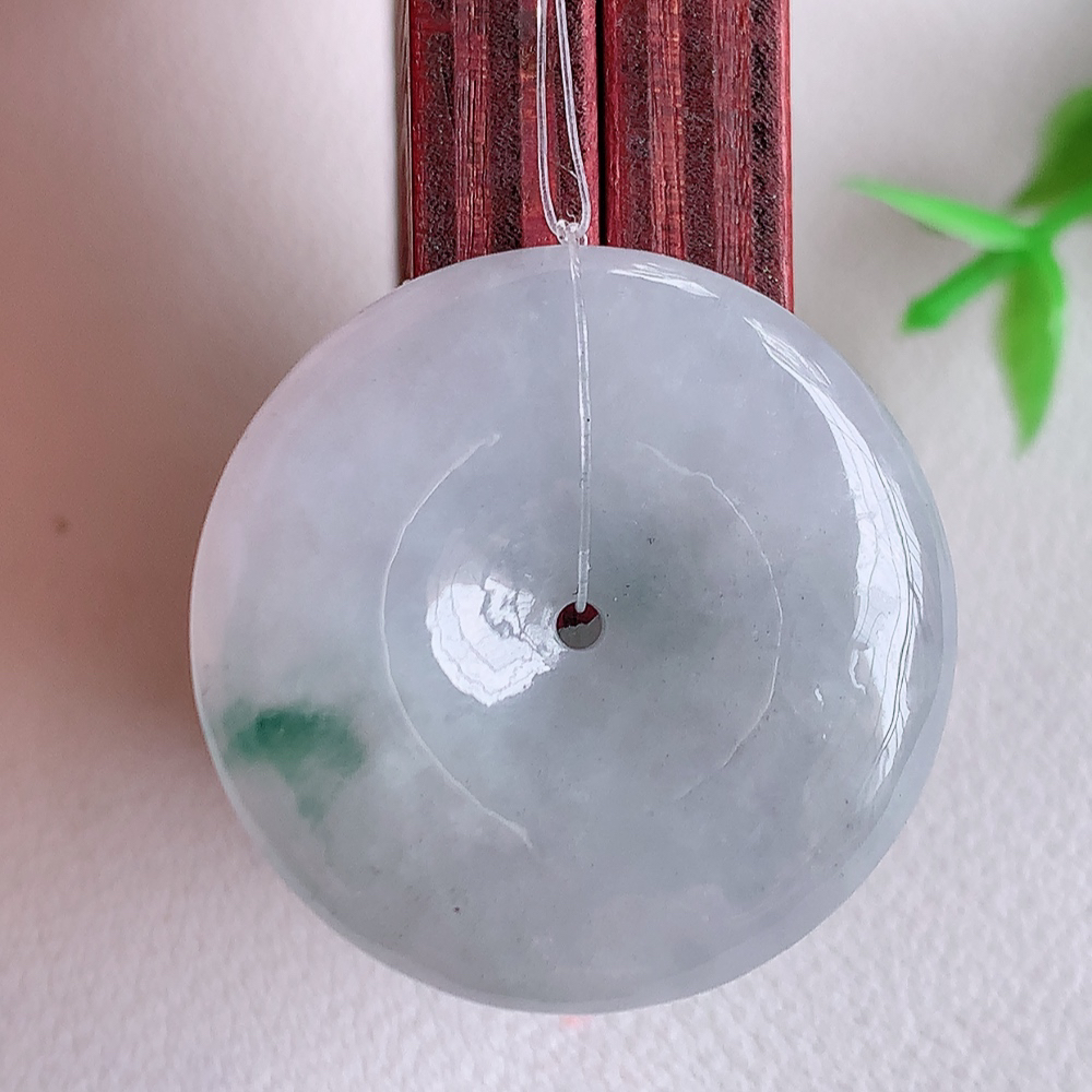 冰润飘花平安扣吊坠，厚装饱满，冰润剔透，细腻水足，种质润泽，飘花灵动，佩戴优雅大气，W49.11   尺寸：27-5.8mm