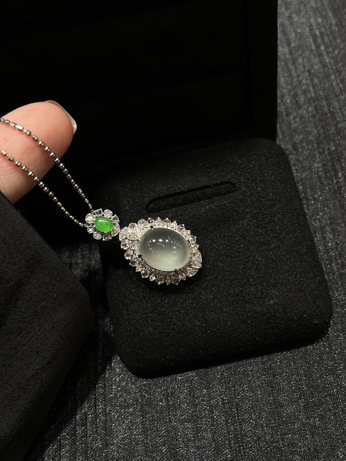 冰种 起光 蛋面吊坠

18k金配钻镶嵌