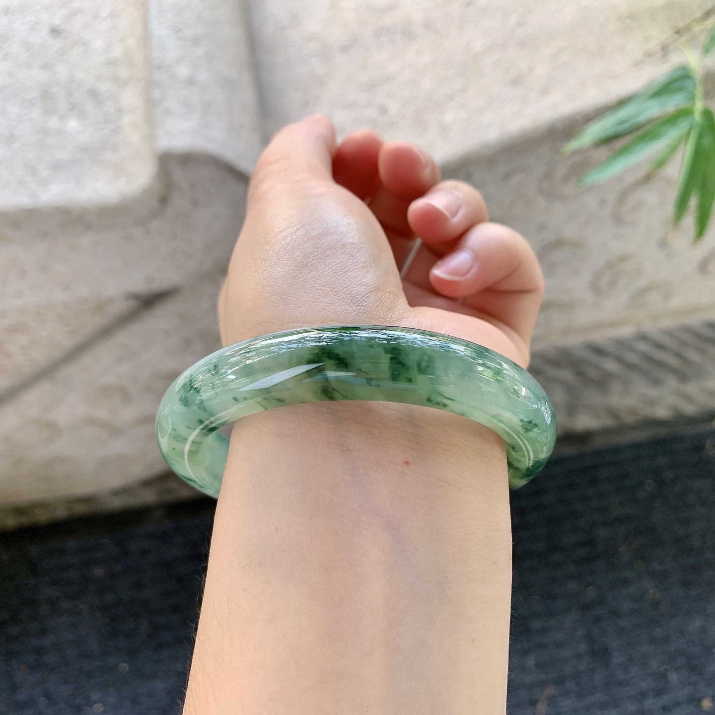 正圈57 58【圈口】58.7/12.2/9【编码】YT121382【描述】糯冰飘绿花，种老，细腻，无裂