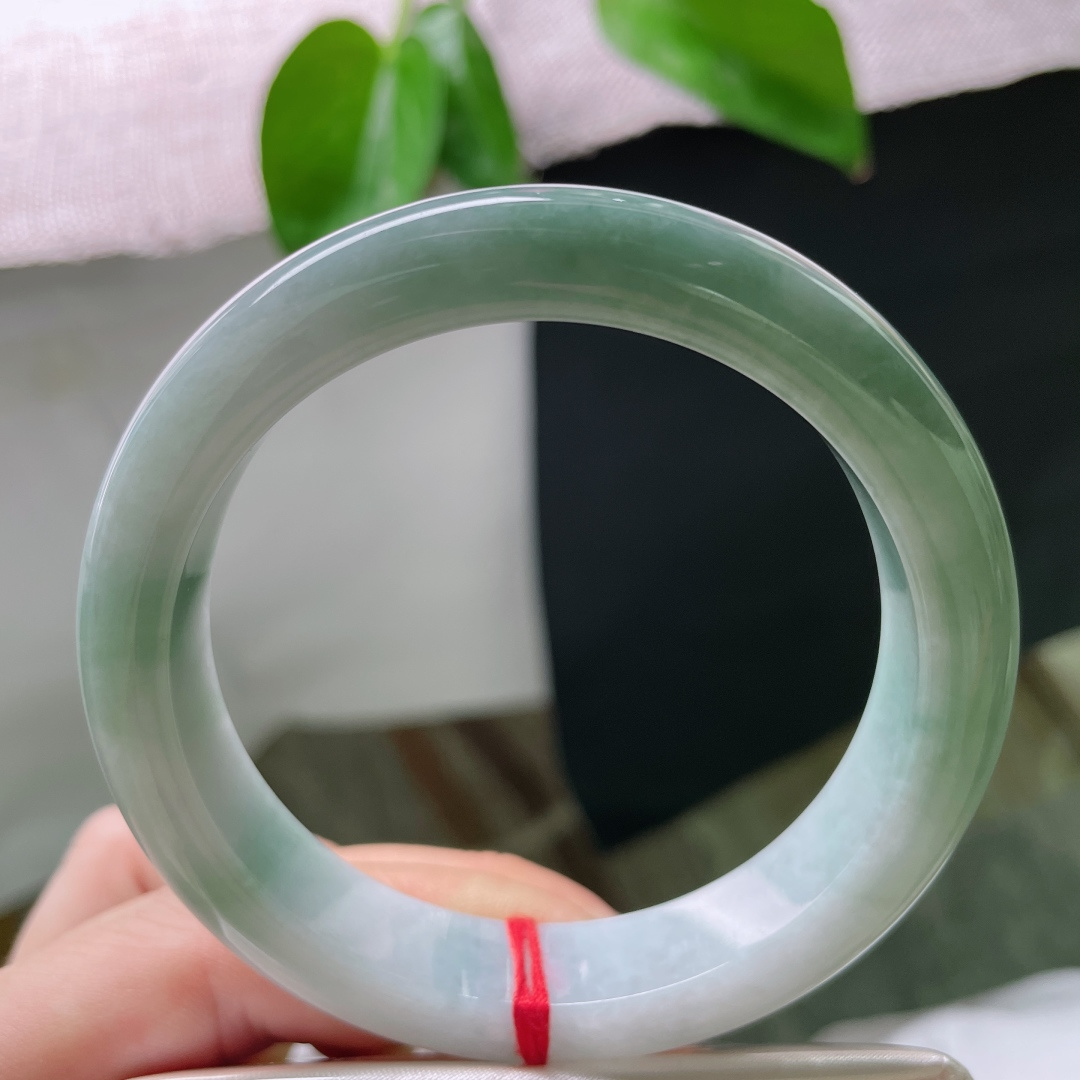 57.9/12.6/8.5，淡蓝色正圈，颜色深浅不一，绰约多姿，洒金，一点皮纹，ss50772a