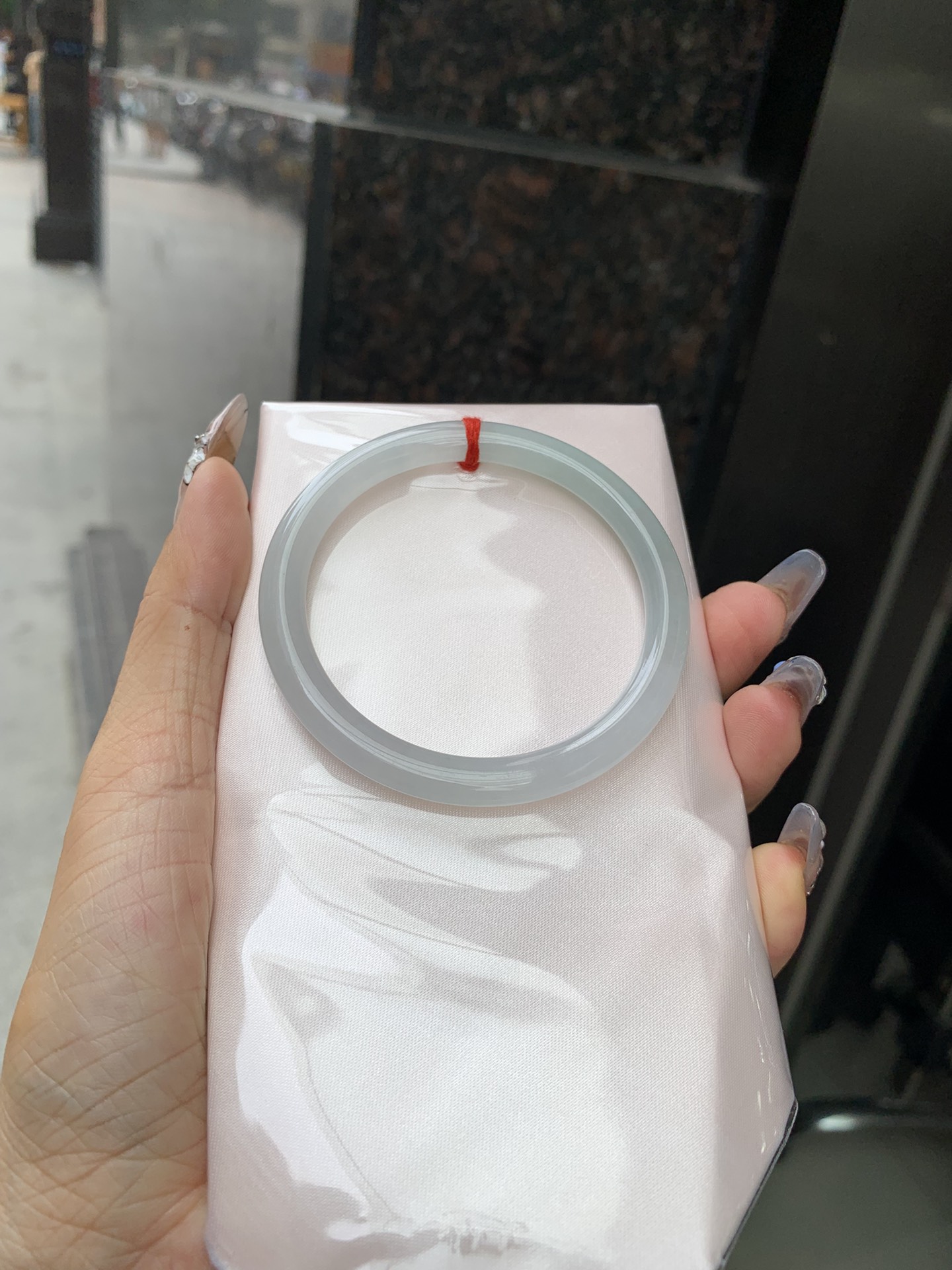 白月光美人条 54.5-7.3-6 0412-N410-6 打灯细纹，底妆细腻，水水润润的白月光，如同夜空中最温柔的那一抹月光，轻轻洒落你的手腕，带来一份宁静与雅致