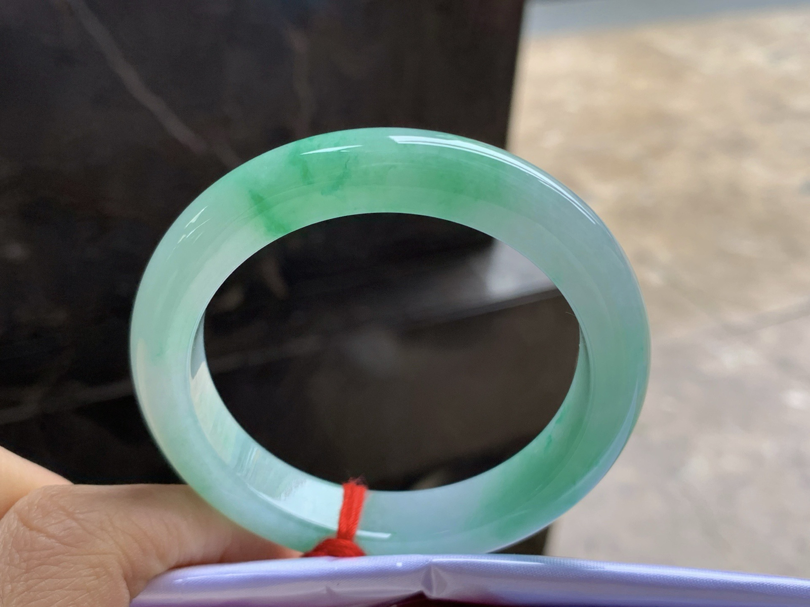 52-10.8-8.5

带色手镯^_^色阳 玉质温润 清新