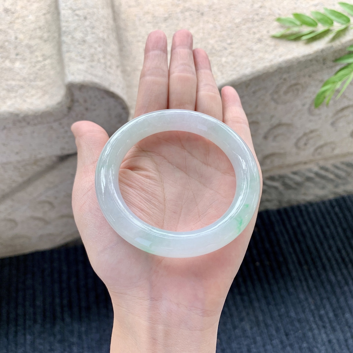 圆条52 53【圈口】53.7/10.5/10.3【编码】B2121156【描述】冰糯飘绿，水润，种老，细腻，打灯有絮线