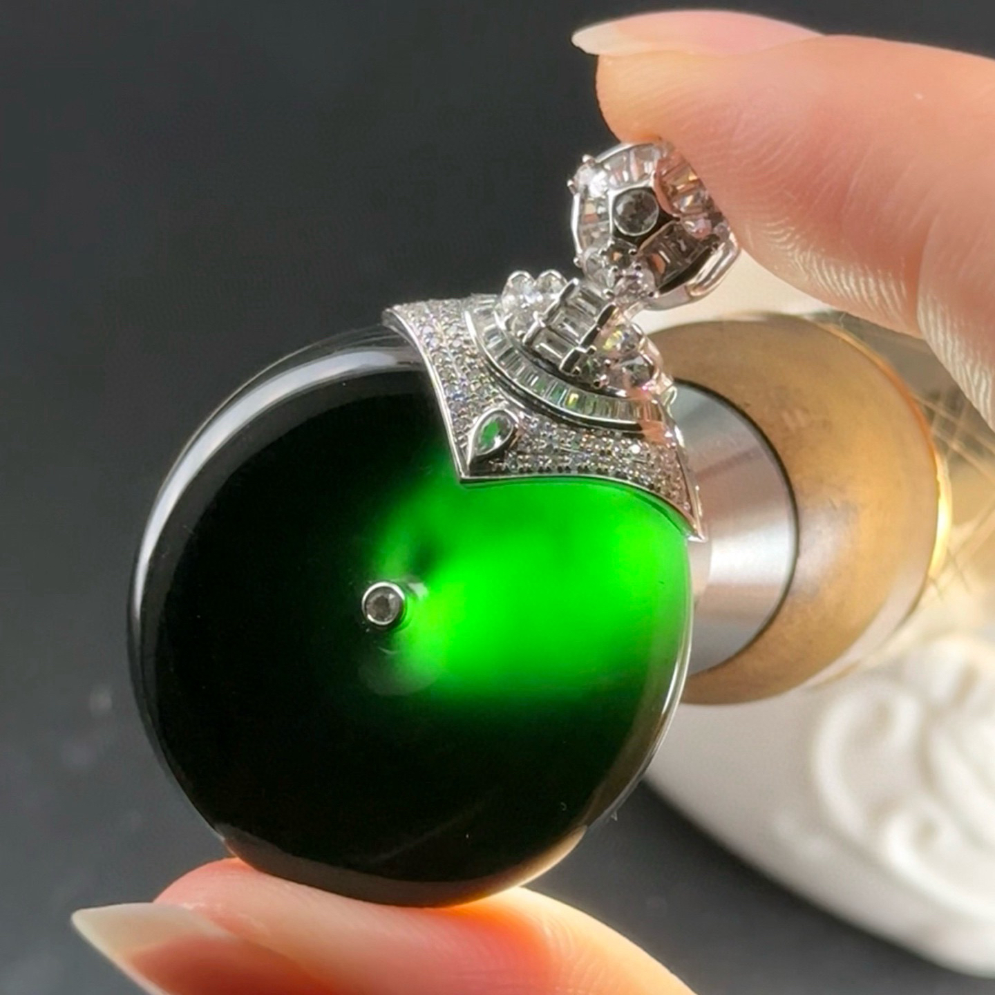 精品18k墨翠平安扣 种好色正 黑度极好 打灯通透 油性十足  尺寸42