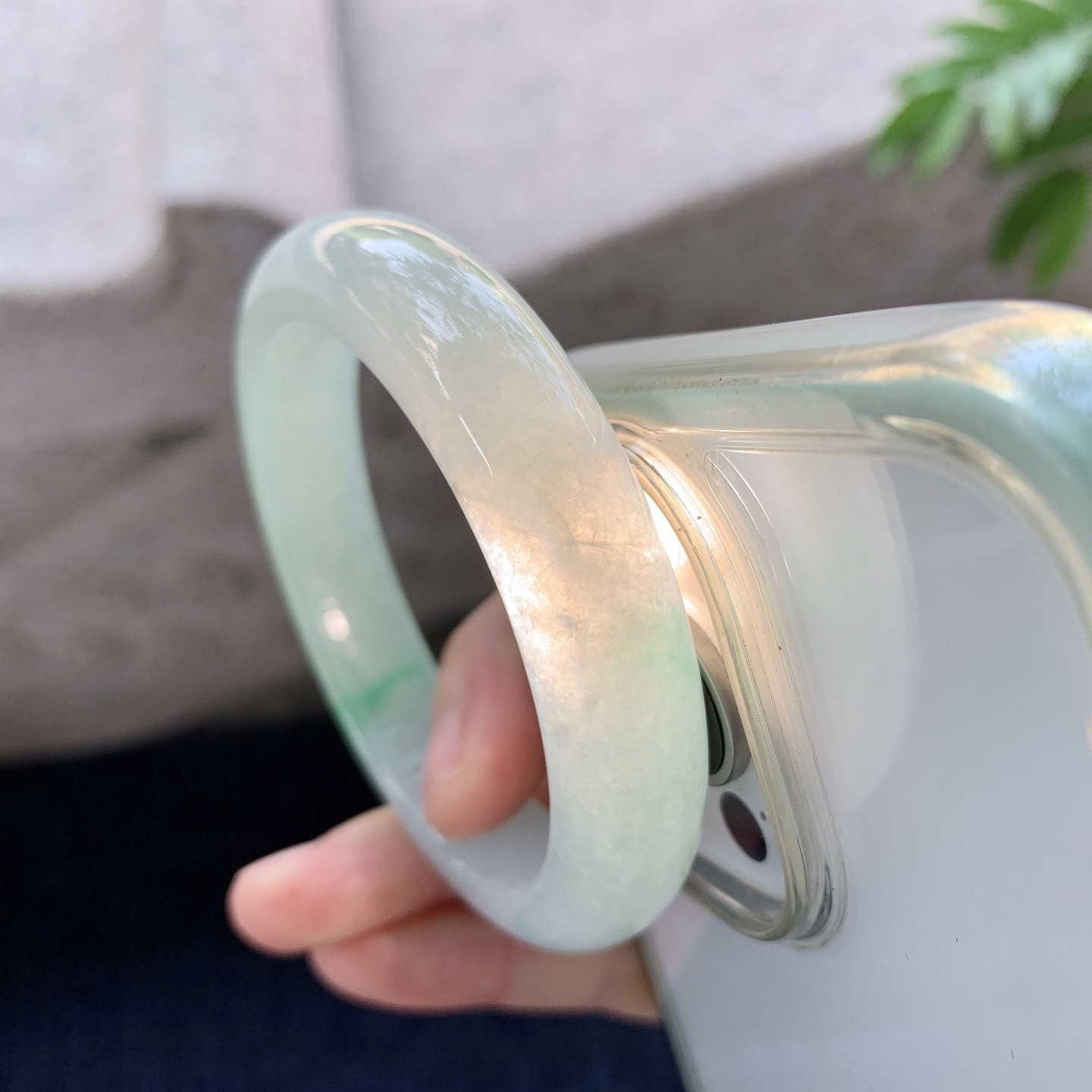 正圈53 54【圈口】54.2/12.2/8.2【编码】A1121034【描述】糯冰飘绿，水润，种老，细腻，打灯有絮线