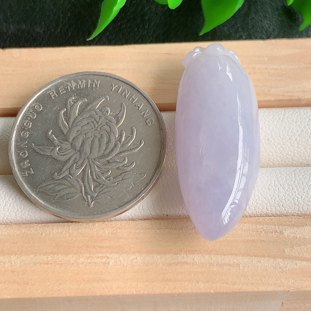 冰润紫罗兰福瓜翡翠吊坠，呱呱来财，福气满满的美好寓意，清新自然  沁人心脾，造型独特，清秀高雅  W41.11 尺寸：33-13-9.3mm