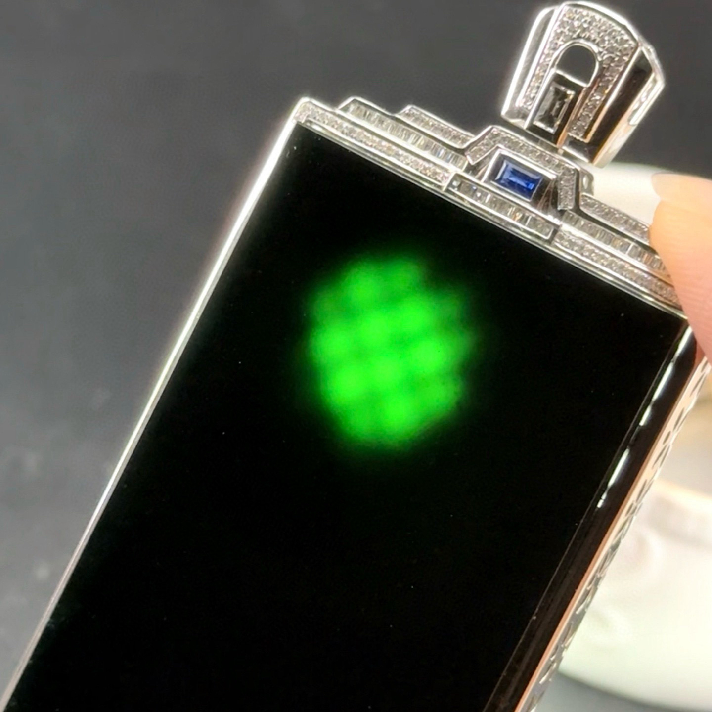 精品18k墨翠无事牌 种好色正 黑度极好 打灯通透 油性十足  尺寸74.2