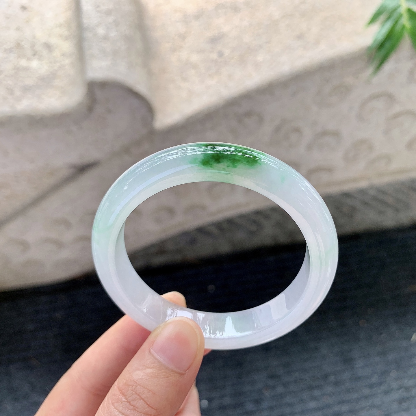 正圈50 51【圈口】51.8/10/7.7【编码】Q5121863【描述】冰糯飘辣绿，水润，种老，细腻，打灯有絮线