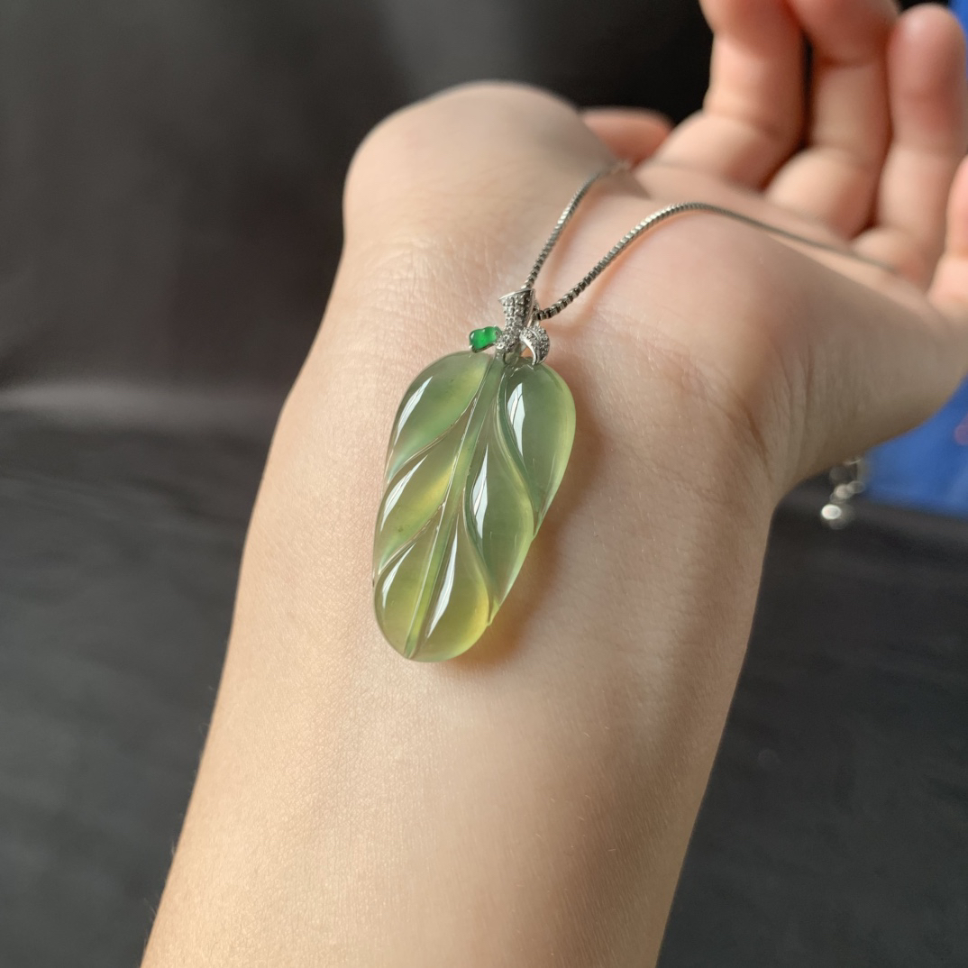 冰飘黄翡叶子 胶润饱满 优美品质 尺寸28.4-17-3.6