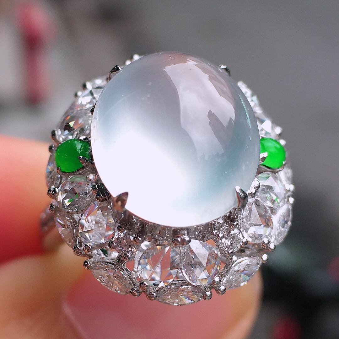 冰种蛋面戒指，玉质细腻，荧光感超
强，饱满圆润，尽显优雅气质，18k
金豪华镶嵌