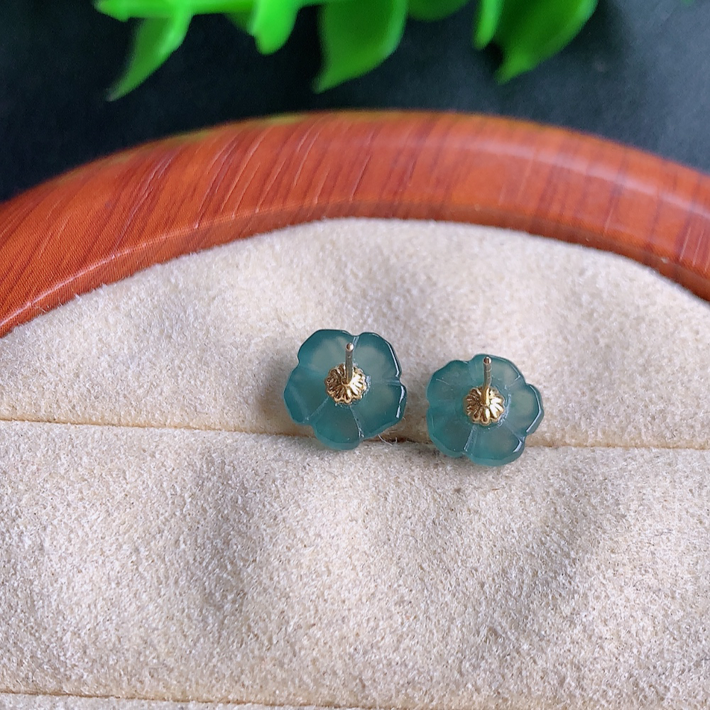 18k金冰晴水翡翠耳钉，自然光实拍，翠色灵动，颜色漂亮，种老水足，品相佳，佩戴佳品！W357.11  取一整体尺寸：7.8-2.5mm