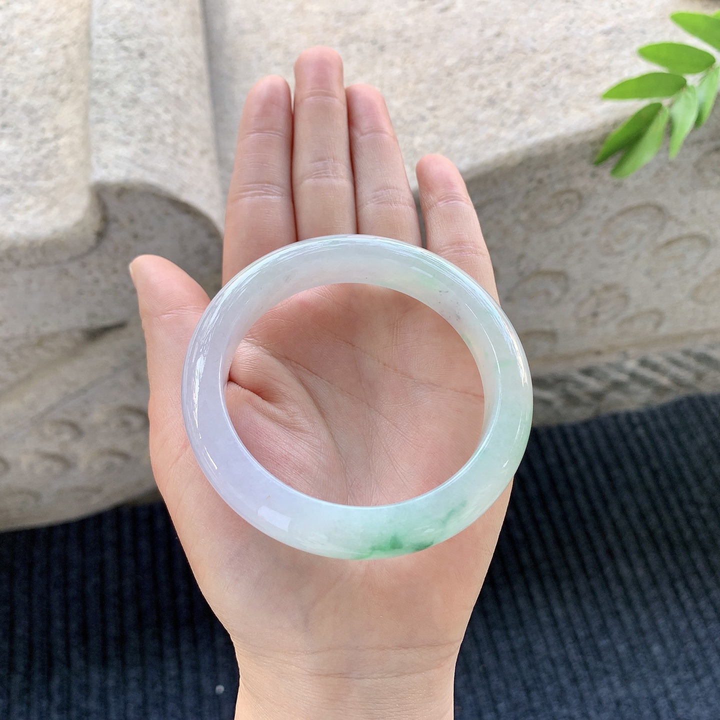 正圈55 56【圈口】56.9/12/9【编码】J7122115【描述】冰糯粉紫飘绿花，水润，种老，细腻，无裂纹