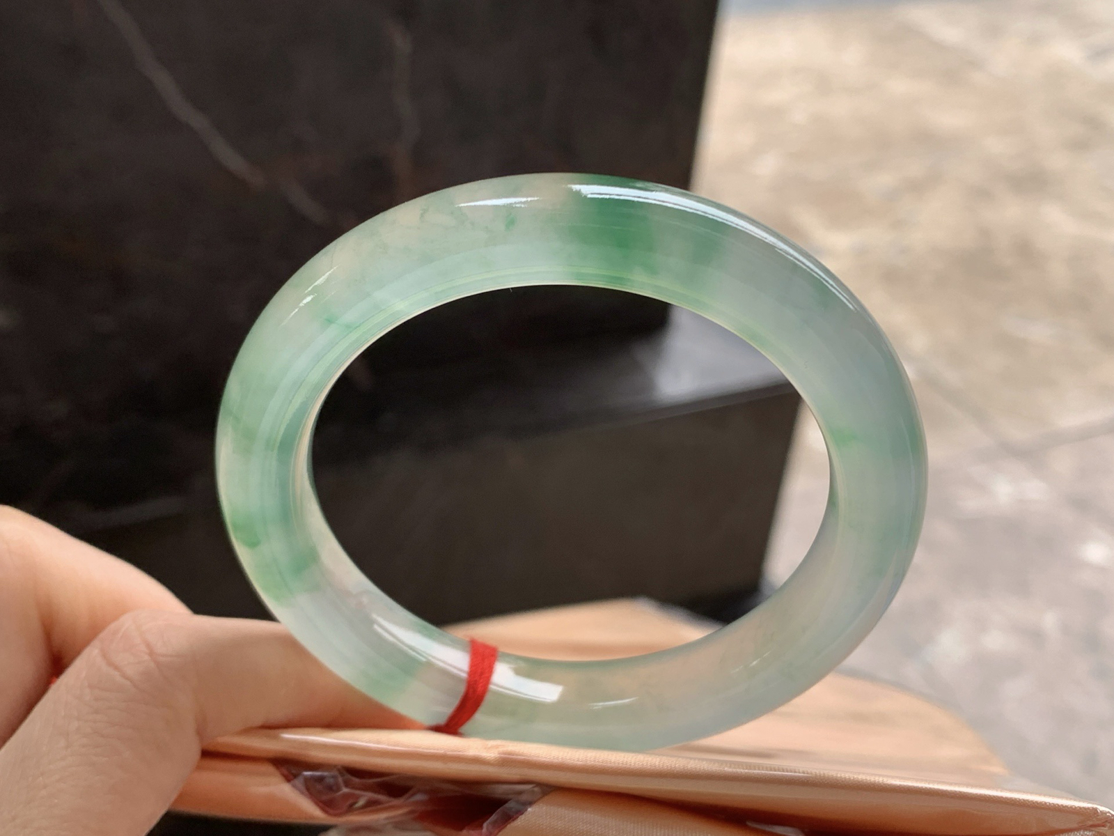 58.5-11.3

冰种绿花圆条手镯^_^种老 飘花好看