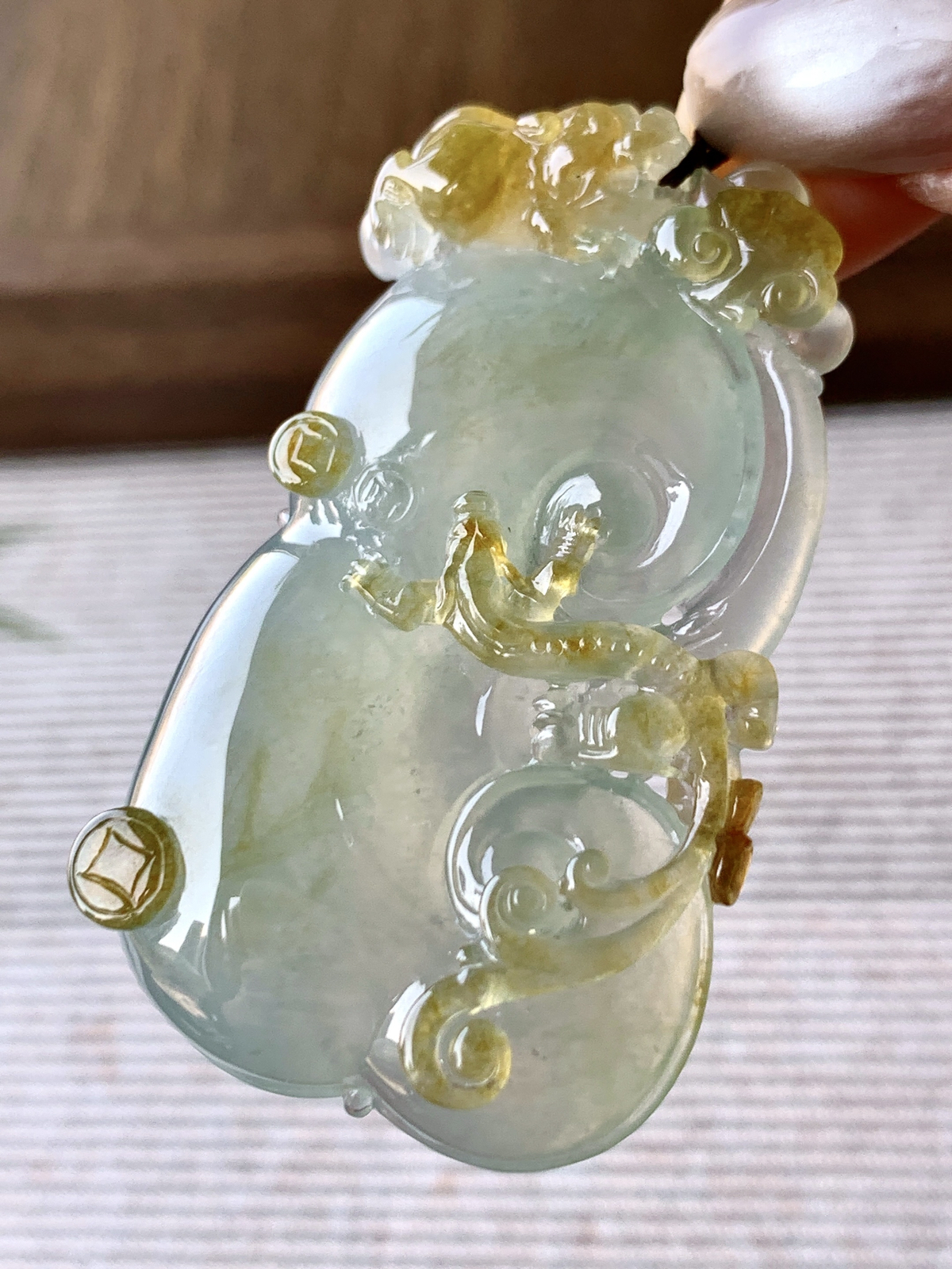 【裸石】️高冰飘黄翡仿古如意吊坠
【说明】缅料  性价比高  
【尺寸】53-30.8-10.3