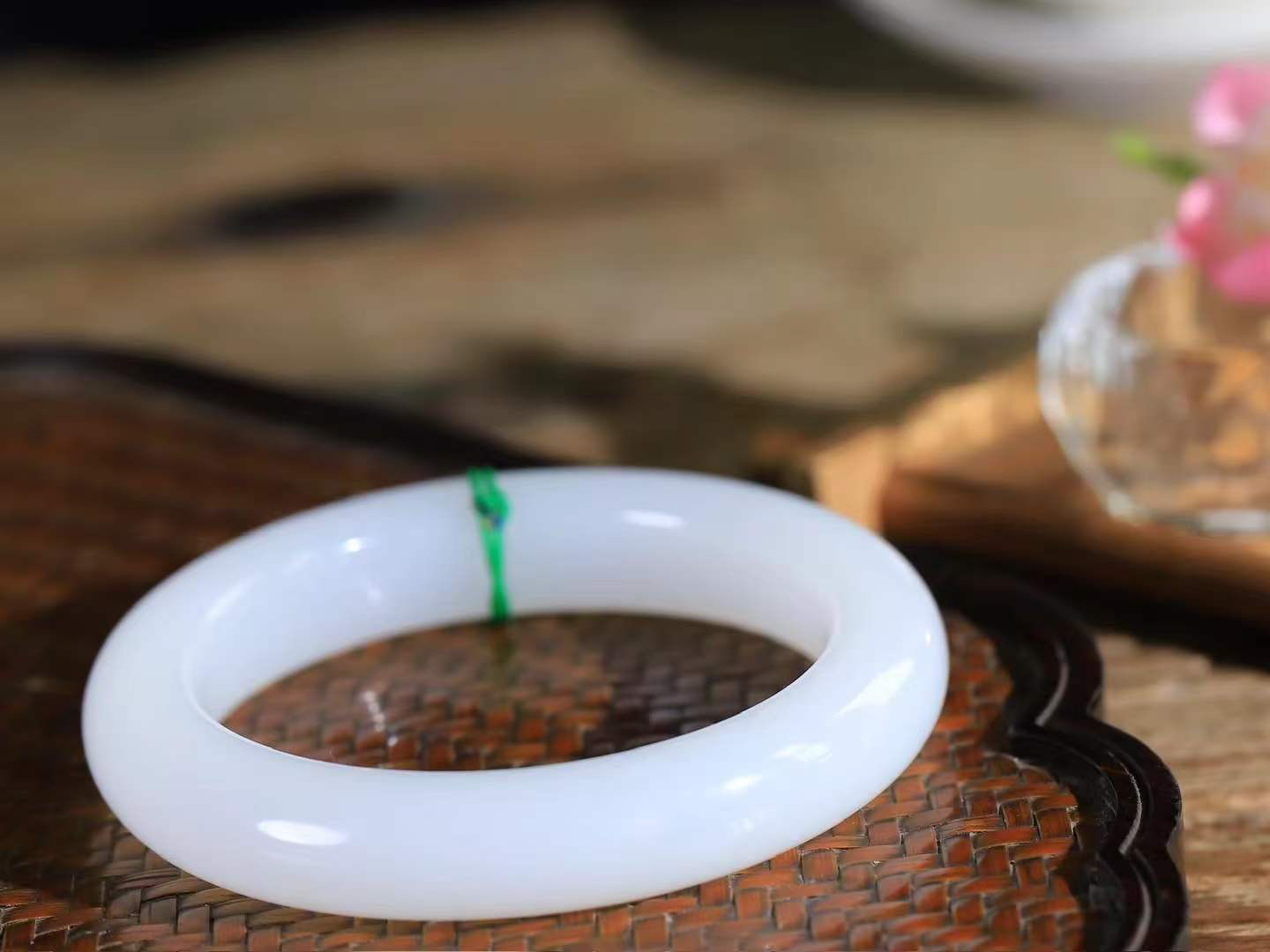 【情有独钟.手镯】

精品和田玉白玉手镯 玉质温润细腻 油性十足 手感舒适，高华雅逸，线条流畅，简约大气，美自天成，素雅高贵。佩戴于腕间，婉约之美，举手投足间透出那低调奢华。重75克 内径57.5mm 尺寸13-10.5mm   FDL-79401251