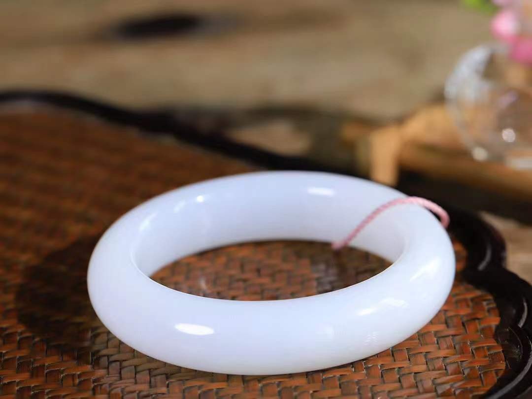 【腕间柔情.手镯】   

精品和田玉糖白玉手镯 玉质温润细腻 油性十足 古朴秀雅 轻抚岁月的栏杆软香温玉，腕间玉镯轻轻晃动，令人情动心间，撷一缕月末的芬芳，把心思铺陈，时光静美，惟有你最温柔。重77.2克   尺寸55.5-14.8-10.5mm  46401155A