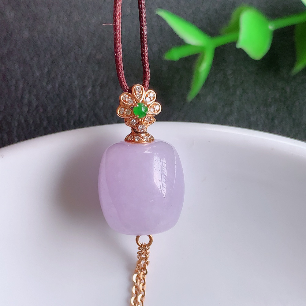 18k金伴钻冰润紫罗兰路路通翡翠吊坠  款式新颖时尚，日常百搭的款。满满的份量感，紫气东来，清秀高雅
