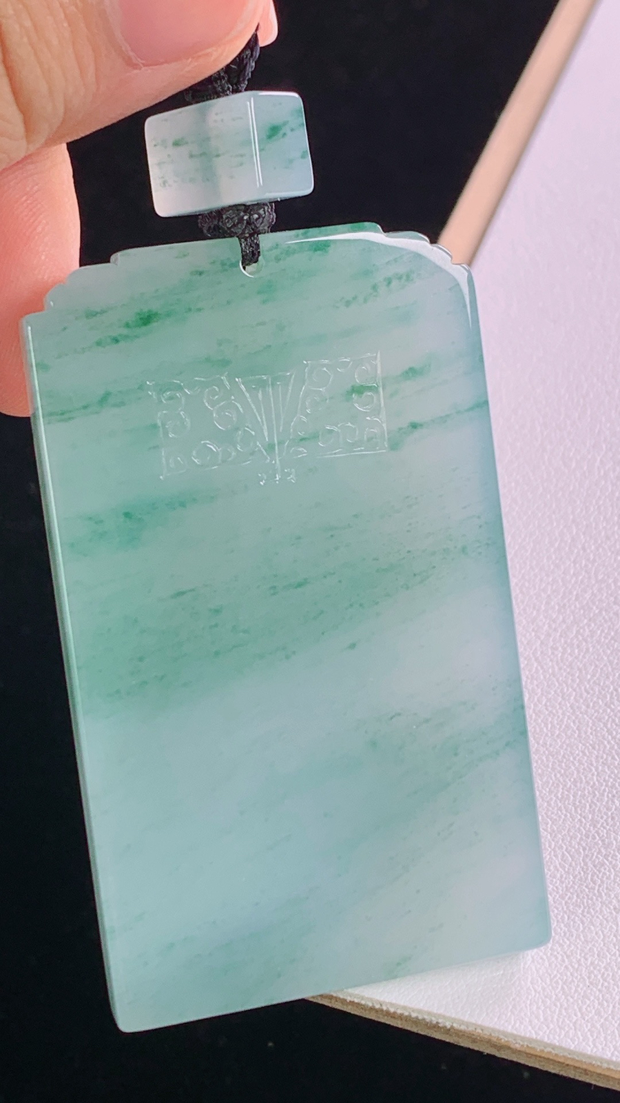 冰飘花仿古牌
花色灵动，底子细腻
尺寸:73.9-63.1-37.9-6.4mm 9