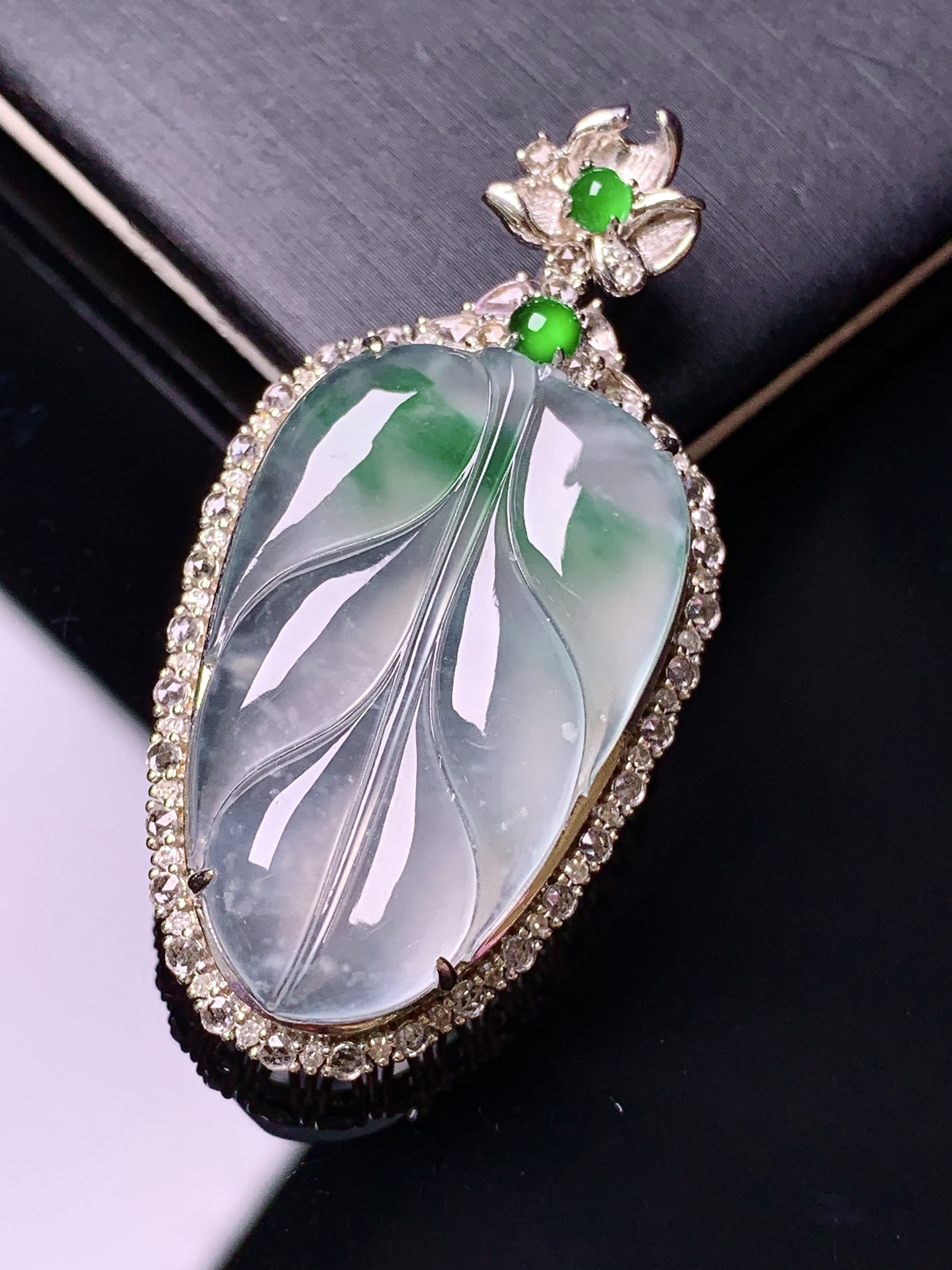 18k金钻镶嵌冰种树叶吊坠 玉质细腻 色泽艳丽清新 水润亮眼 整体尺寸43.2*22*9.3c5