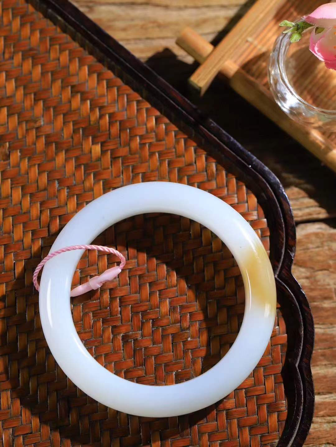 【腕间柔情.手镯】   

精品和田玉糖白玉手镯 玉质温润细腻 油性十足 古朴秀雅 轻抚岁月的栏杆软香温玉，腕间玉镯轻轻晃动，令人情动心间，撷一缕月末的芬芳，把心思铺陈，时光静美，惟有你最温柔。重58.5克   尺寸54-12.5-9.5mm  46401155A