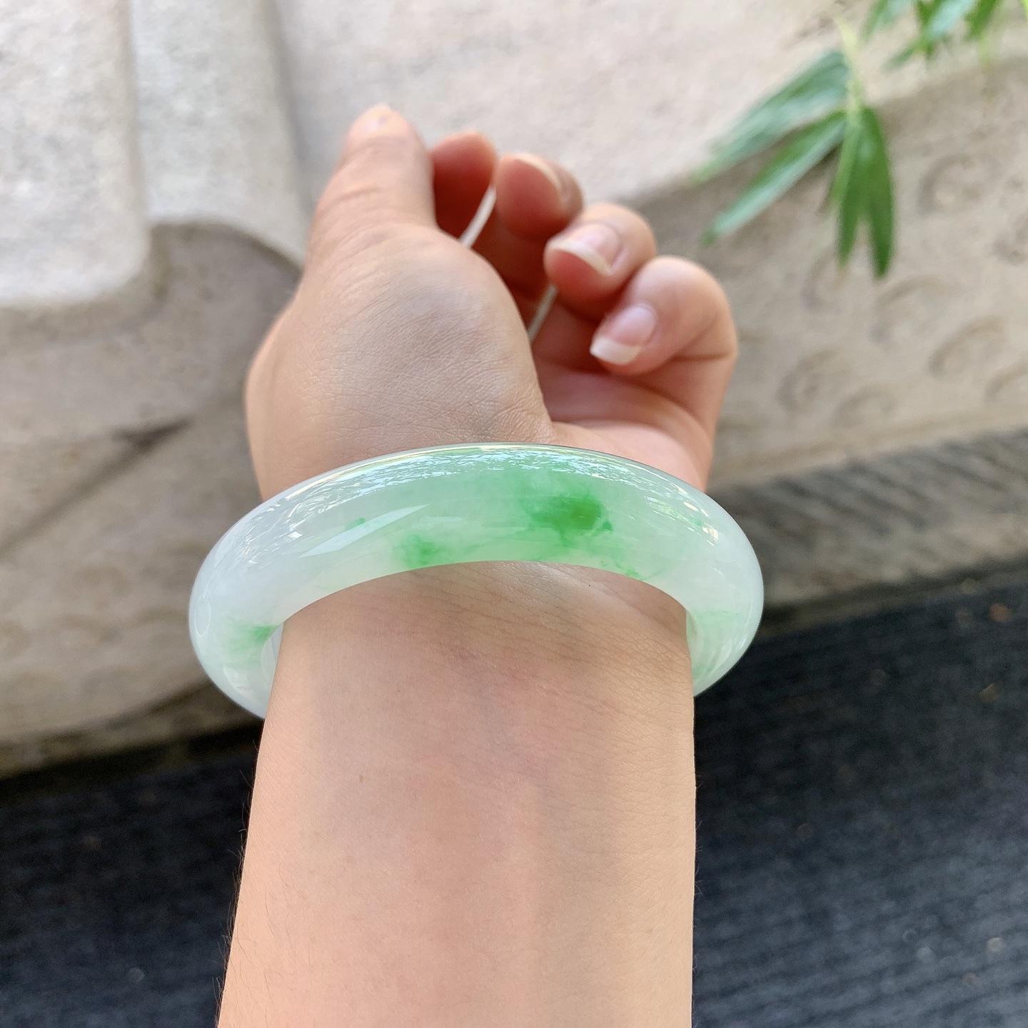 正圈51 52【圈口】52.6/12.5/9.2【编码】AN110793【描述】冰糯飘阳绿，水润，种老，细腻，打灯有棉线