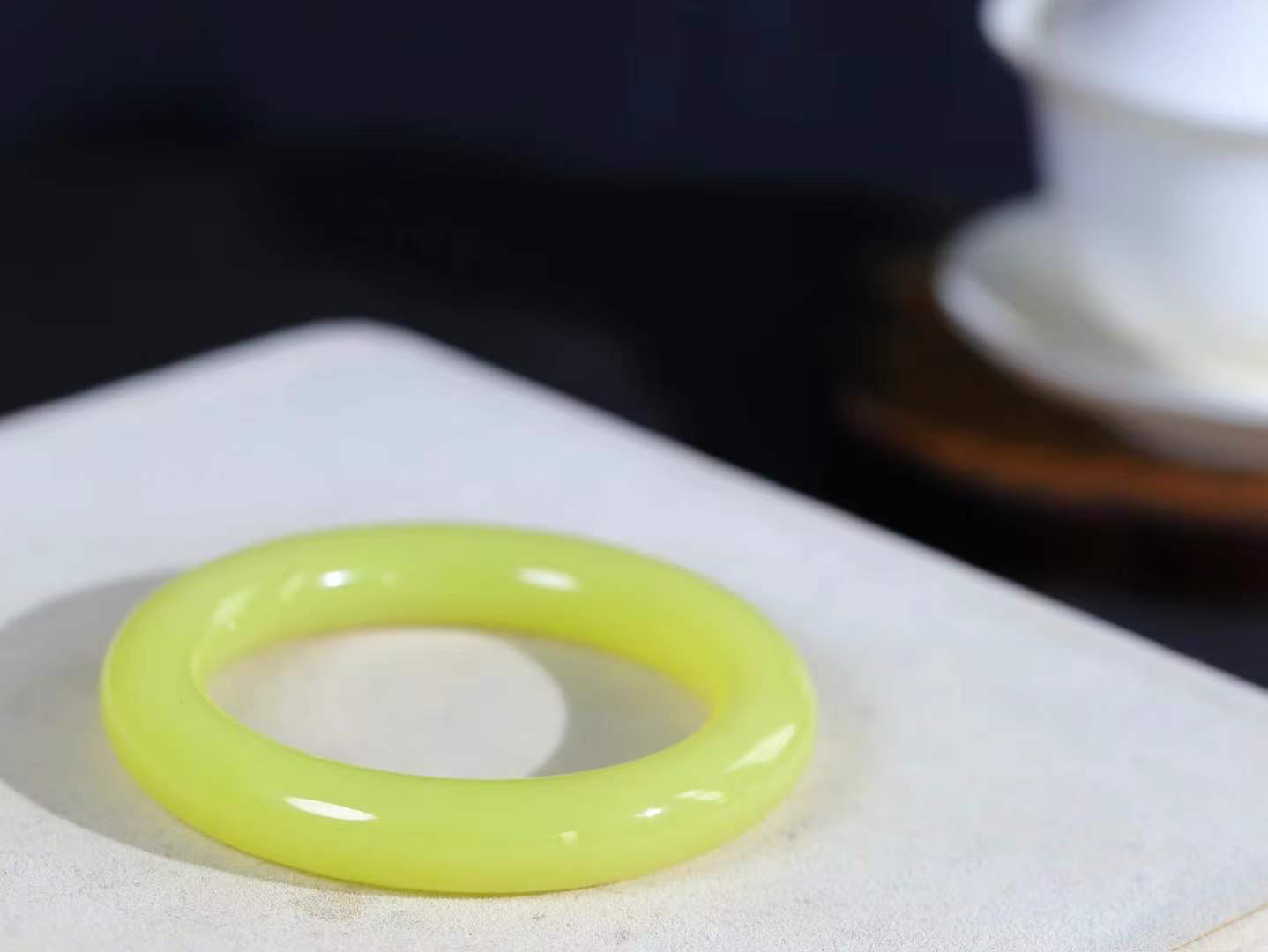 【玉佳人·手镯】

精品和田玉黄口手镯 ，玉质细腻油润，做工细致精美，端庄素雅，亭亭玉立，芊芊素手。