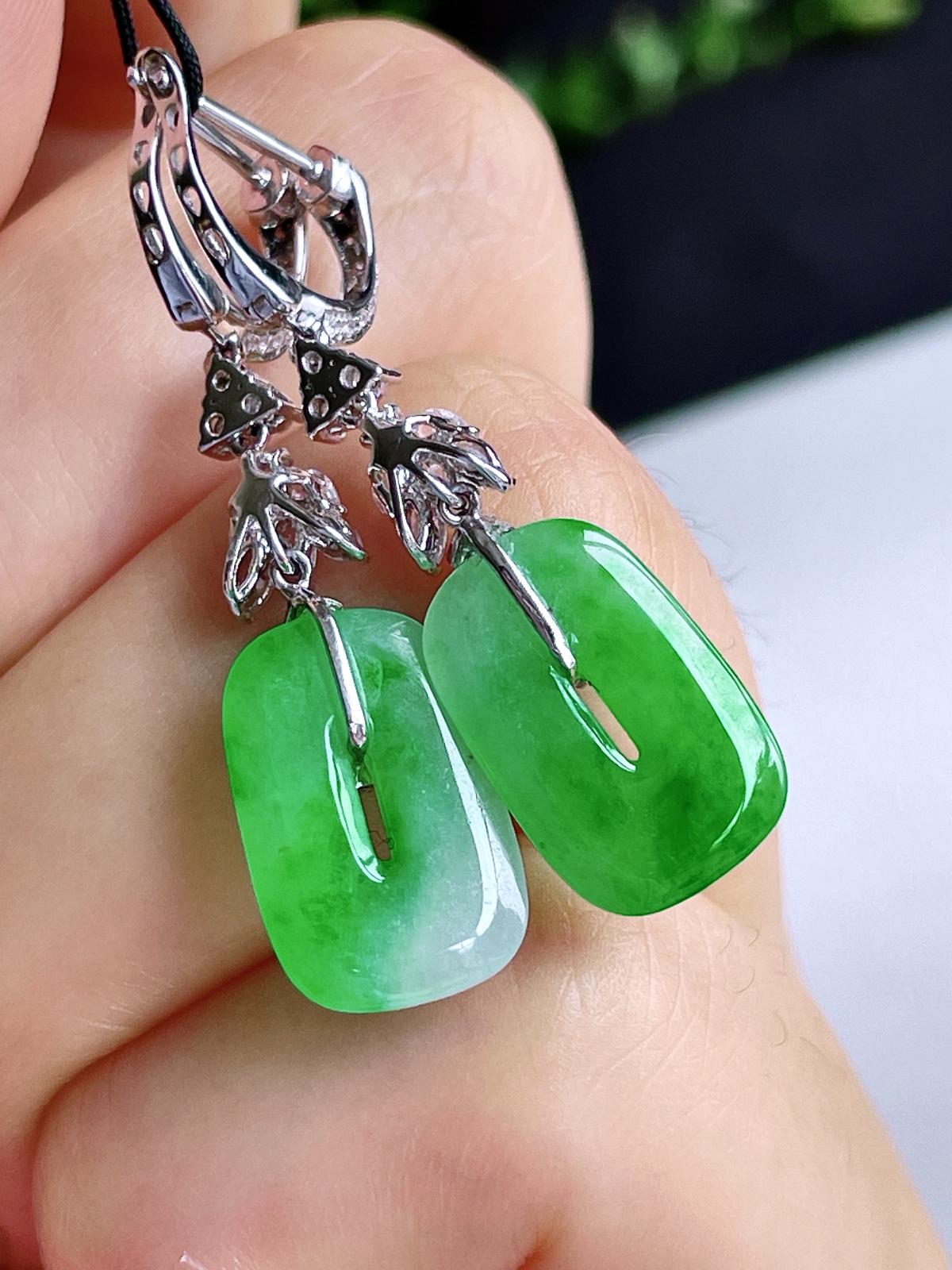 【镶嵌】冰阳绿福贝耳坠 
【说明】缅料 18k金镶嵌 性价比高  
【整体】36
【裸石】14-9.6-1.6