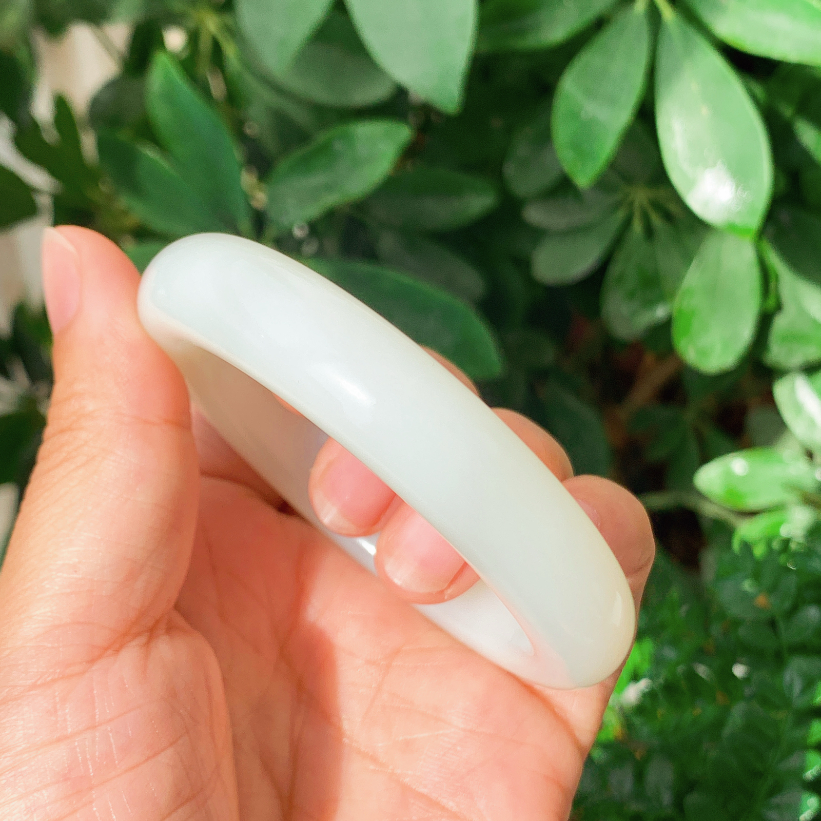 羊59白玉手镯和田玉山料手镯59圈口宽13厚10无裂无杂特细腻 高脂粉，高品质，萦绕腕间时，古韵不失时尚，素雅不失品味，细腻光滑的触感，使人沉醉，气质高雅 魅力动人